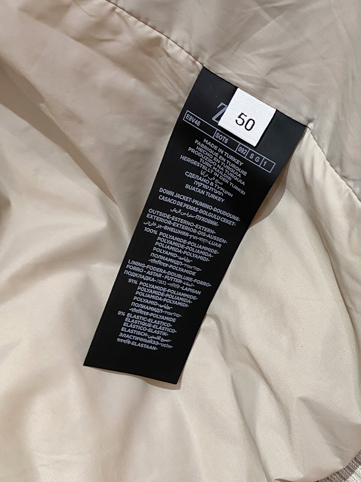 顶级品质>(羽绒系列)专柜官网同步发售！辅料全部原版定制出品，贸易公司真品订单。高级定制进口面料，以天然