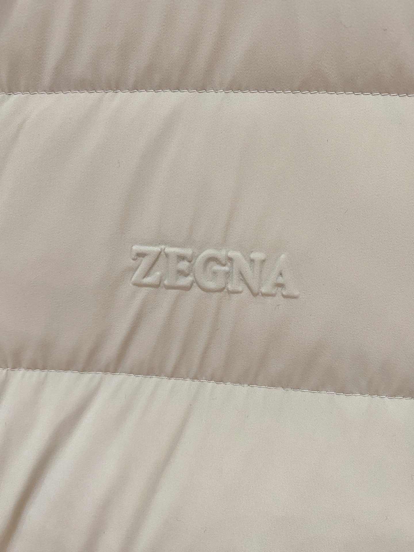 顶级品质>(羽绒系列)专柜官网同步发售！辅料全部原版定制出品，贸易公司真品订单。高级定制进口面料，以天然