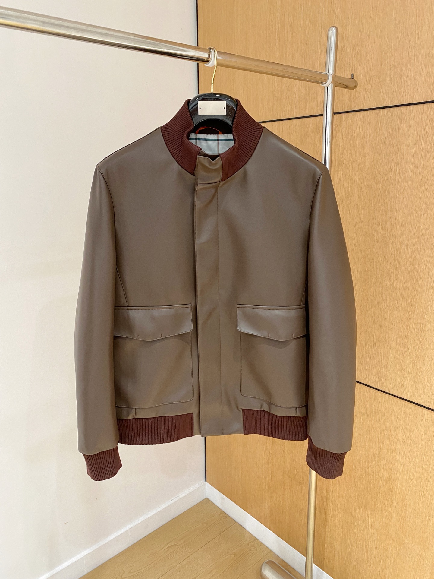 NO:646534,Leather clothing, top luxury quality> (genuine leather series) are on sale simultaneously on the official website of the counter! The accessories are all original custom-made products, genuine orders from trading companies. Advanced custom-made imported fabrics, extracted from natural plant fibers, are lighter and thinner than ordinary cotton fabrics, soft to the touch and comfortable to wear. It is not easy to irritate the skin at all. The fabric has good hygroscopicity and breathability. Size: 48-56,,leather jacket,alexander wang19860909皮衣 顶奢品质>(真皮系列)专柜官网同步发售！辅料全部原版定制出品,贸易公司真品订单.高级定制进口面料,以天然植物纖維提炼出来,比一般棉织物轻薄 手感柔软,穿着舒适 完全不易有刺激皮肤 面料吸湿性、透气性良好 尺码: 48-56,,leather jacket,alexander wang,Men's clothing