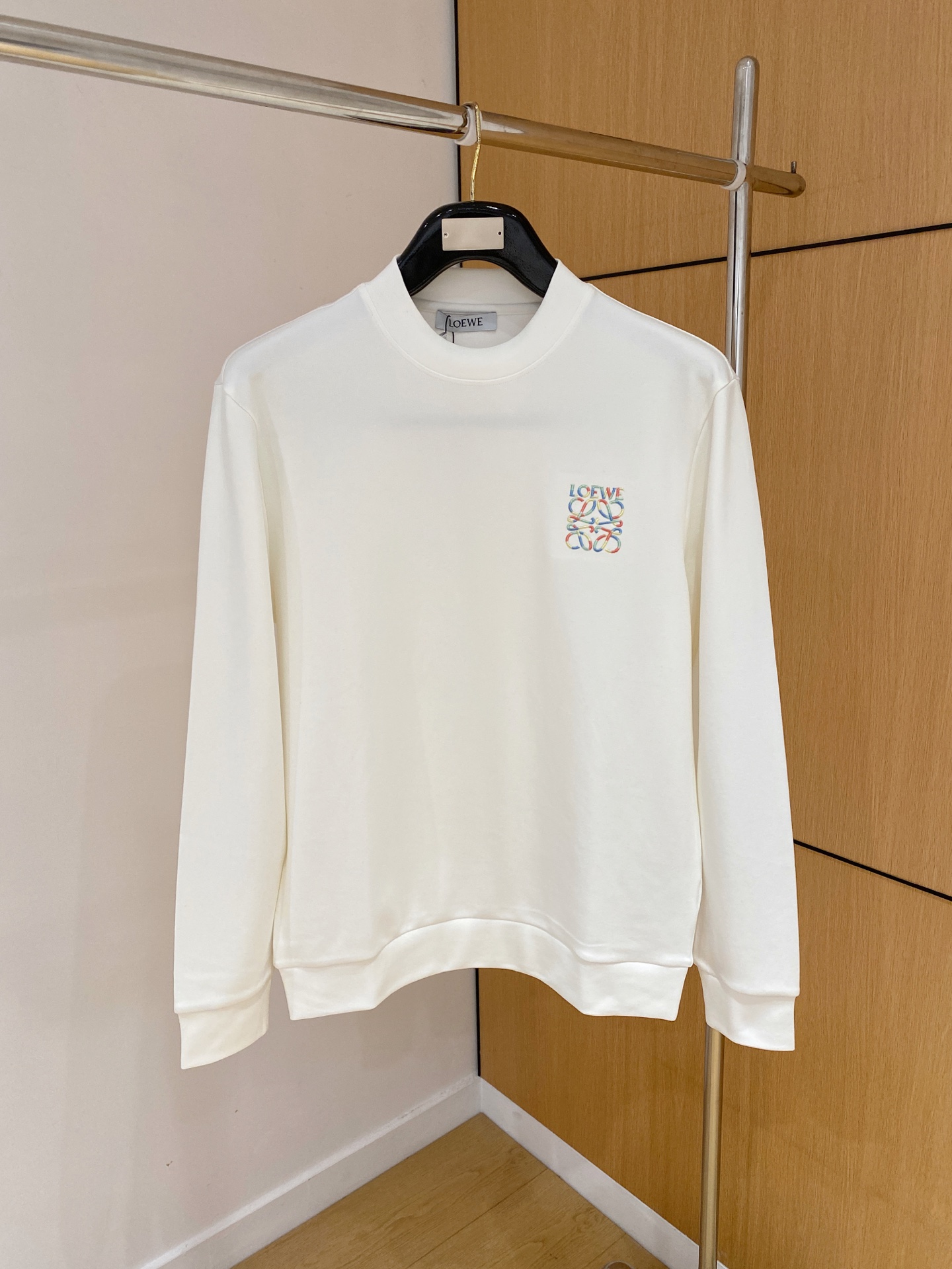 NO:596308,Luo Yiwei boutique bottoming shirt trading company order 25SS new autumn and winter Italian light luxury men's casual long-sleeved bottoming shirt long-sleeved T-shirt sweatshirt The flat anti-wrinkle performance allows you to always wear upright and stylish. It shows fine texture and shimmer, soft and moderate smooth drape, anti-wear and no pilling, the fabric is strong and strong, strong wrinkle resistance, moisture absorption and breathability are extremely superior!  The selected new fabrics are environmentally friendly and sustainable. They are all made of high-density fabrics, with a delicate and soft feel, high elasticity and plasticity. The upper body is wide and stylish, the texture is invincible, the skin-friendly is excellent, and the texture and texture reveal a sense of luxury and luxury!  Not only that, the meticulous workmanship also makes the entire bottoming shirt look exquisite and extraordinary. Reinforced double-thread sewing makes it more flat and three-dimensional. Color white/black/coffee Size 48-56, loewe, hoodie, sweatshirts, tees, t-shirt, alexander wang19860909罗意威 精品打底衫 贸易公司订单 25SS 秋冬新款意式轻奢男士休闲长袖打底衫长袖 T恤 卫衣 平整的抗皱性能让您穿着始终挺拔有型.呈现出细密的肌理和微光感,柔软适中顺滑有垂感,抗磨不起球,面料牢固结实,抗皱性强,吸湿性与透气性都极为优越！ 挑选的新型面料环保可持续性使用.均为高密度织物制造而成,手感细腻柔软,有弹性可塑性高,穿着上身挺阔有型,质感无敌,亲肤性绝佳,肌理纹路透着高级和华丽感！ 不仅如此,细致做工也让整个打底衫显得精致非凡. 加固双线缝制 更加平整立体有型 颜色白色/黑色/咖色 尺码48-56,,loewe,hoodie,sweatshirts,tees，t-shirt,alexander wang,Men's clothing