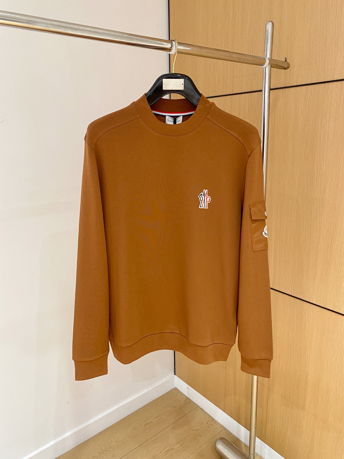 NO:596304,Mouth quality bottoming shirt trading company order 25SS new autumn and winter Italian light luxury men's casual long-sleeved bottoming shirt long-sleeved T-shirt sweatshirt The flat anti-wrinkle performance allows you to always wear it upright and stylish. It shows fine texture and shimmering feeling, soft and moderate smooth drape, anti-wear and no pilling, the fabric is firm and strong, strong wrinkle resistance, moisture absorption and breathability are extremely superior!  The selected new fabrics are environmentally friendly and sustainable. They are all made of high-density fabrics, with a delicate and soft feel, high elasticity and plasticity. The upper body is wide and stylish, the texture is invincible, the skin-friendly is excellent, and the texture and texture reveal a sense of luxury and luxury!  Not only that, the meticulous workmanship also makes the entire bottoming shirt look exquisite and extraordinary. Reinforced double-thread sewing makes it more flat and three-dimensional. Color white/black/coffee Size 48-56, Moncler, hoodie, sweatshirts, tees, t-shirt, alexander wang19860909蒙口 精品打底衫 贸易公司订单 25SS 秋冬新款意式轻奢男士休闲长袖打底衫长袖 T恤 卫衣 平整的抗皱性能让您穿着始终挺拔有型.呈现出细密的肌理和微光感,柔软适中顺滑有垂感,抗磨不起球,面料牢固结实,抗皱性强,吸湿性与透气性都极为优越！ 挑选的新型面料环保可持续性使用.均为高密度织物制造而成,手感细腻柔软,有弹性可塑性高,穿着上身挺阔有型,质感无敌,亲肤性绝佳,肌理纹路透着高级和华丽感！ 不仅如此,细致做工也让整个打底衫显得精致非凡. 加固双线缝制 更加平整立体有型 颜色白色/黑色/咖色 尺码48-56,,Moncler,hoodie,sweatshirts,tees，t-shirt,alexander wang,Men's clothing