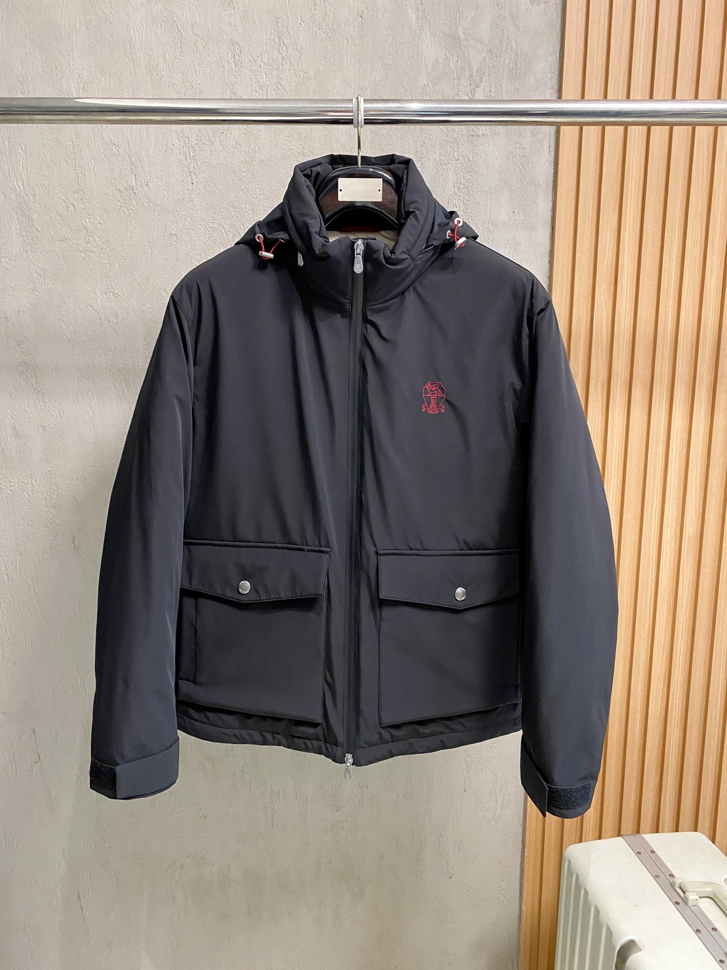 NO:600985,Extra-grade down BC# 25 autumn and winter fashionable hooded jacket down, filled with 100g-90 white goose down, light and stylish, not bloated on the upper body, typical Italian style fashion, trading company channel premium product  The fabric selection and craftsmanship are very sophisticated, which is in line with the brand's century-old aesthetic tone. It is low-key and luxurious, elegant and noble. Every detail is a testament to the brand's own high-end sense. The whole body interprets the Italian minimalist, capable and outdoor functional style. It is both elegant and harmonious, and the upper body is full of shape. It is a treasure-level functional equipment that combines fashion sense and design sense. It creates a unique style item, improved pilot style design, classic and fashionable design, retro and age-reducing but very fashionable!  Fabrics imported from Italy. The texture is as delicate as baby skin. It has superior stiffness, is quite elegant and fashionable!  The color is light and versatile, the cut is smart and neat, the upper body instantly highlights the spirit, the style is full, and it can easily control various body types. It is a jacket that perfectly combines business commuting and outdoor leisure. It is a piece of equipment with extremely high wearability and attendance rate!  Color Black Size M L XL 2XL 3XL.,,jackets & coats,jackets & coats,down jacket,hats,alexander wang19860909特级羽绒 BC# 25秋冬时尚连帽夹克羽绒 内冲100g-90白鹅绒,轻薄有型,上身不臃肿,颇具意大利典型风格的时装,贸易公司渠道臻品 在面料选取和工艺方面都相当考究,极符合该品牌百年美学基调,低调且奢华,优雅且高贵,每一个细节都在力证品牌自身的高级感,通体将意式的极简、干练和户外功能性风格极致诠释,亦庄亦谐,上身型款十足,集时装感与设计感的一款宝藏级功能型装备,塑造出别具一格的造型单品,改良式的飞行员造型设计,经典又时尚设计,复古减龄又非常时髦！ 意大利客供进口面料.质感如婴儿皮肤一样细腻.挺括性优越,颇为优雅且时髦！配色轻熟百搭,版型剪裁干练利落,上身瞬间凸显出精神感,型款十足,轻松驾驭各种身型,商务通勤与户外休闲完美兼备的一款外套,属于实穿性出勤率极高的一款装备！ 颜色黑色 码数M L XL 2XL 3XL.,,jackets & coats,jackets & coats,down jacket,hats,alexander wang,Men's clothing