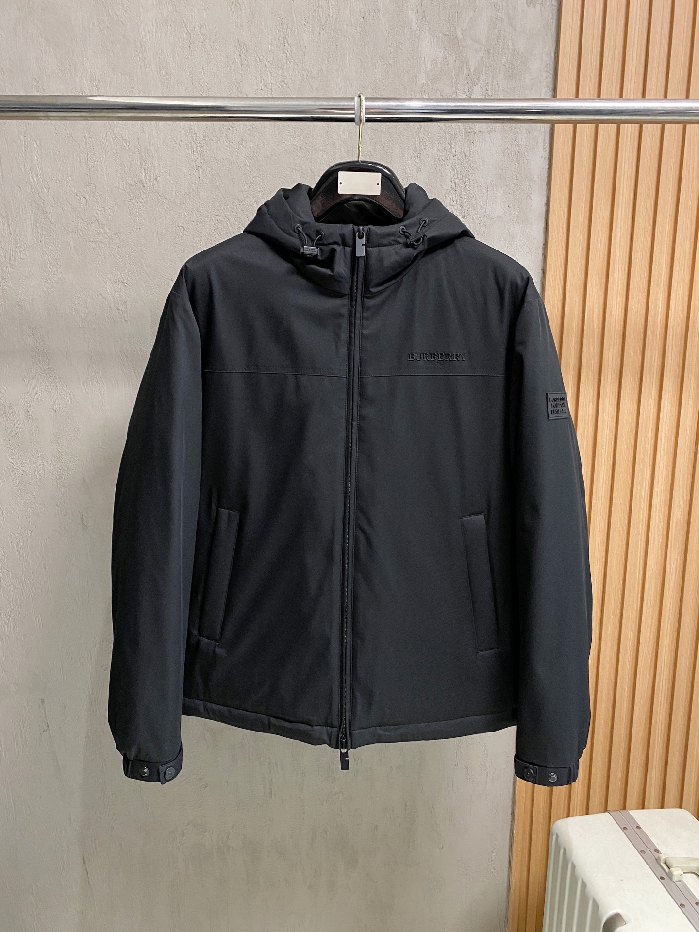 NO:600987,Premium Down Burberry #25 Autumn and Winter Fashion Hooded Jacket Down, filled with 100g-90 white goose down, light and stylish, not bloated on the upper body, typical Italian style fashion, trading company channel premium product  The fabric selection and craftsmanship are very sophisticated, which is in line with the brand's century-old aesthetic tone. It is low-key and luxurious, elegant and noble. Every detail is a testament to the brand's own high-end sense. The whole body interprets the Italian minimalist, capable and outdoor functional style. It is both elegant and harmonious, and the upper body is full of shape. It is a treasure-level functional equipment that combines fashion sense and design sense. It creates a unique style item, improved pilot style design, classic and fashionable design, retro and age-reducing but very fashionable!  Fabrics imported from Italy. The texture is as delicate as baby skin. It has superior stiffness, is quite elegant and fashionable!  The color is light and versatile, the cut is smart and neat, the upper body instantly highlights the spirit, the style is full, and it can easily control various body types. It is a jacket that perfectly combines business commuting and outdoor leisure. It is a piece of equipment with extremely high wearability and attendance rate!  Color Black Size M L XL 2XL 3XL.,,burberry,burberry,jackets & coats,jackets & coats,down jacket,hats,alexander wang19860909特级羽绒 Burbery 巴宝莉# 25秋冬时尚连帽夹克羽绒 内冲100g-90白鹅绒,轻薄有型,上身不臃肿,颇具意大利典型风格的时装,贸易公司渠道臻品 在面料选取和工艺方面都相当考究,极符合该品牌百年美学基调,低调且奢华,优雅且高贵,每一个细节都在力证品牌自身的高级感,通体将意式的极简、干练和户外功能性风格极致诠释,亦庄亦谐,上身型款十足,集时装感与设计感的一款宝藏级功能型装备,塑造出别具一格的造型单品,改良式的飞行员造型设计,经典又时尚设计,复古减龄又非常时髦！ 意大利客供进口面料.质感如婴儿皮肤一样细腻.挺括性优越,颇为优雅且时髦！配色轻熟百搭,版型剪裁干练利落,上身瞬间凸显出精神感,型款十足,轻松驾驭各种身型,商务通勤与户外休闲完美兼备的一款外套,属于实穿性出勤率极高的一款装备！ 颜色黑色 码数M L XL 2XL 3XL.,,burberry,burberry,jackets & coats,jackets & coats,down jacket,hats,alexander wang,Men's clothing