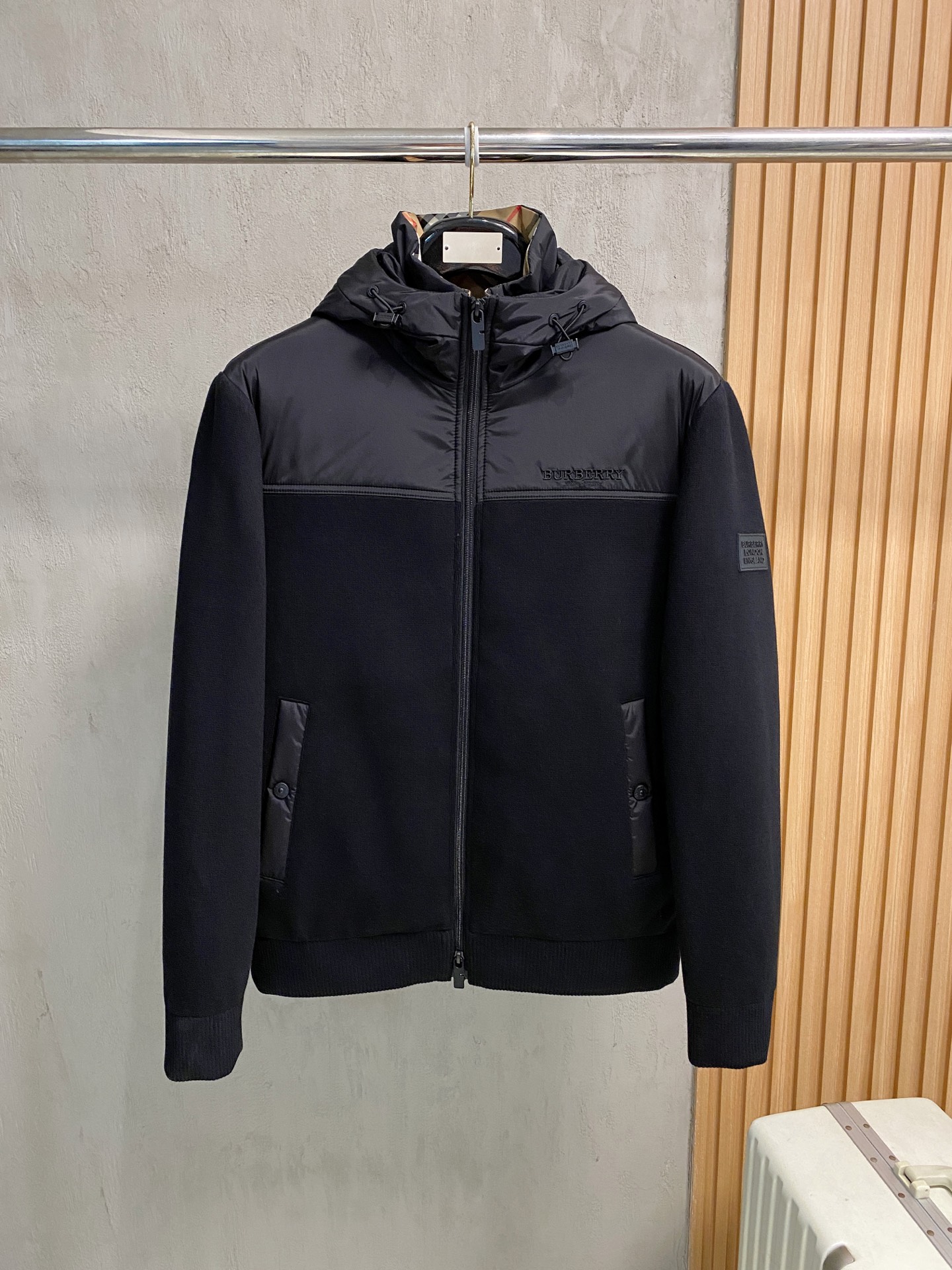 NO:600976,Premium down Burberry #25 autumn and winter fashionable hooded knitted down, filled with 100g-90 white goose down, light and stylish, not bloated on the upper body, typical Italian style fashion, trading company channel premium product  The fabric selection and craftsmanship are very sophisticated, which is in line with the brand's century-old aesthetic tone. It is low-key and luxurious, elegant and noble. Every detail is a testament to the brand's own high-end sense. The whole body interprets the Italian minimalist, capable and outdoor functional style. It is both elegant and harmonious, and the upper body is full of shape. It is a treasure-level functional equipment that combines fashion sense and design sense. It creates a unique style item, improved pilot style design, classic and fashionable design, retro and age-reducing but very fashionable!  Fabrics imported from Italy. The texture is as delicate as baby skin. It has superior stiffness, is quite elegant and fashionable!  The color is light and versatile, the cut is smart and neat, the upper body instantly highlights the spirit, the style is full, and it can easily control various body types. It is a jacket that perfectly combines business commuting and outdoor leisure. It is a piece of equipment with extremely high wearability and attendance rate!  Color Black Size M L XL 2XL 3XL.,,burberry,burberry,jackets & coats,down jacket,hats,alexander wang19860909特级羽绒 Burberry 巴宝莉# 25秋冬时尚连帽针织羽绒 内冲100g-90白鹅绒,轻薄有型,上身不臃肿,颇具意大利典型风格的时装,贸易公司渠道臻品 在面料选取和工艺方面都相当考究,极符合该品牌百年美学基调,低调且奢华,优雅且高贵,每一个细节都在力证品牌自身的高级感,通体将意式的极简、干练和户外功能性风格极致诠释,亦庄亦谐,上身型款十足,集时装感与设计感的一款宝藏级功能型装备,塑造出别具一格的造型单品,改良式的飞行员造型设计,经典又时尚设计,复古减龄又非常时髦！ 意大利客供进口面料.质感如婴儿皮肤一样细腻.挺括性优越,颇为优雅且时髦！配色轻熟百搭,版型剪裁干练利落,上身瞬间凸显出精神感,型款十足,轻松驾驭各种身型,商务通勤与户外休闲完美兼备的一款外套,属于实穿性出勤率极高的一款装备！ 颜色黑色 码数M L XL 2XL 3XL.,,burberry,burberry,jackets & coats,down jacket,hats,alexander wang,Men's clothing