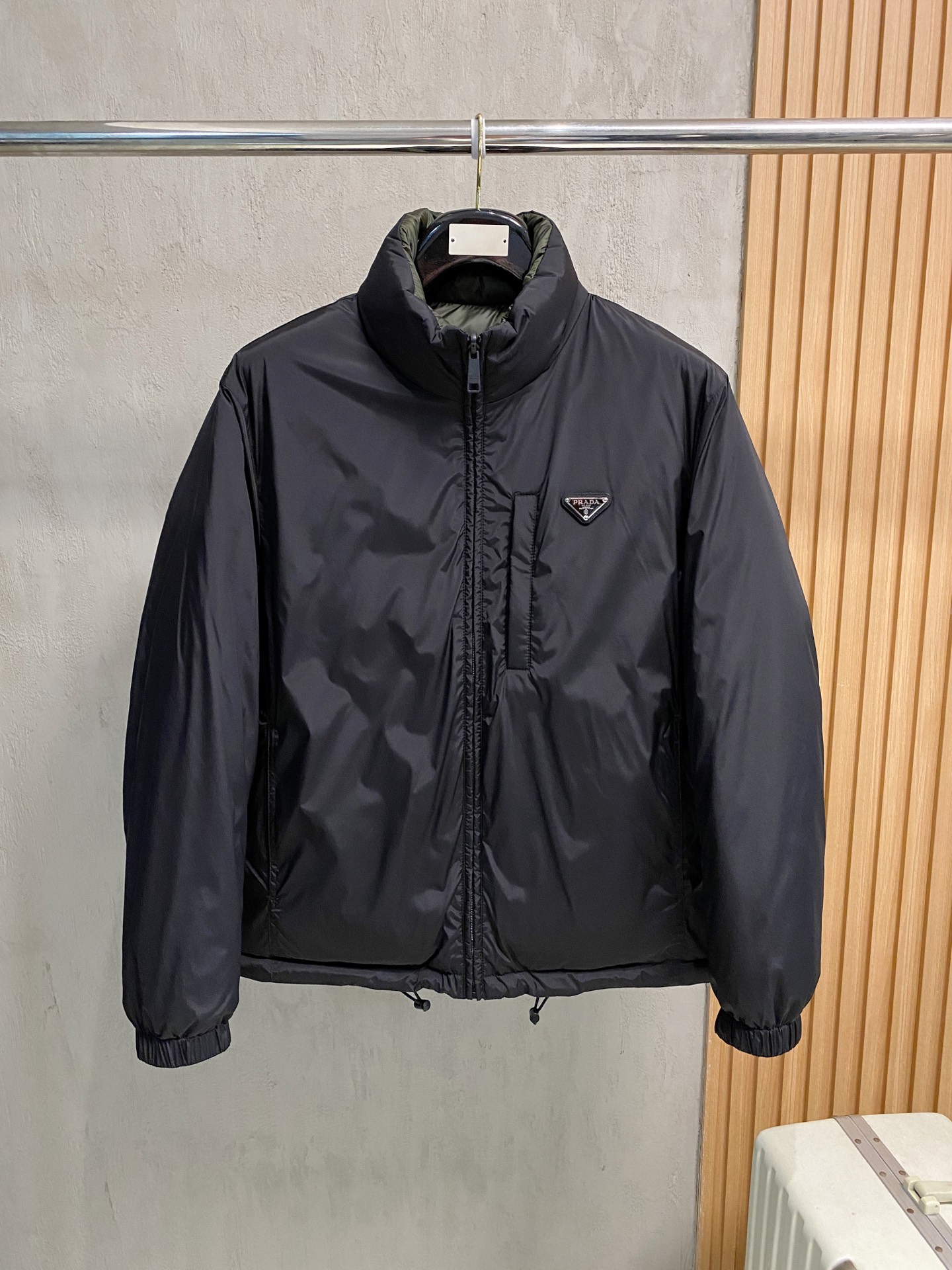 NO:600983,Premium goose down Prada #25 men's double-sided down jacket for autumn and winter. Light luxury, fashionable and casual style, light, warm and soft!  The low-key series is fashionable and versatile, just stylish!  Hong Kong trade order model, a super fairy item!  As a brand that everyone must look up to, their control over the supply of goods is unsurprisingly strict. The very cool, light and elegant hooded down jacket has a more attractive logo badge; the small hood design, functional diagonal pockets on both sides, and the textured original lacquered four-button buckle easily demonstrate the brand recognition and super specifications and performance. The upper body is absolutely eye-catching!  !  !  The overall material is also super durable!  Made of fabrics imported from Italy, it has the high-end feel of a century-old brand. The inner velvet content is made of 90% white goose down, 10% feathers, the whole body is quilted with full down, full of fluffiness, and has excellent resilience. The outer layer is nylon fabric. If you have any questions, you can disassemble it for inspection. It has a high amount of velvet, perfect shape, fashionable and not bloated. It interprets the simple aesthetic style of the series. The upper body is light and warm, and has a perfect cold-proof effect!  !A high-street luxury product that has both good looks and performance online at the same time. It is a super heavyweight that definitely hits the street. Color: black/military green. Size: M L XL 2XL 3XL.,, prada, prada, down jacket, hats, alexander wang19860909特级鹅绒 Prada 普拉达#25秋冬男士双面穿羽绒服 轻奢时尚休闲风格,轻盈保暖柔软！低调系列时尚百搭,就是有型！香港贸易订单款,超级种草的神仙单品！作为大家都要仰视的品牌,他们对货源的把控也毫无悬念的严格,非常酷炫轻盈飘逸的连帽羽绒服 更具魅力感Logo徽章；小连帽设计,两侧功能性斜插的口袋,很有质感的原漆原版四合扣,轻松的彰显品牌辨识度跟超强规格性能,上身绝对超级惹眼！！！整体的材质也是超级能打！采用意大利进口面料打造,具有百年品牌的高端触感 内里绒子含量90白鹅绒打造,10羽毛,满身横线绗缝充绒饱满,蓬松感十足回弹性特别好,外层锦纶面料.如有疑问,可拆开检验,充绒量极高,版型完美,时尚不臃肿,演绎系列的简约美学风格,上身效果轻盈保暖,御寒效果满分! !一款颜值跟性能同步在线的高街奢物,绝对炸街的超级重磅 颜色黑色/军绿色 码数M L XL 2XL 3XL.,,prada,prada,down jacket,hats,alexander wang,Men's clothing