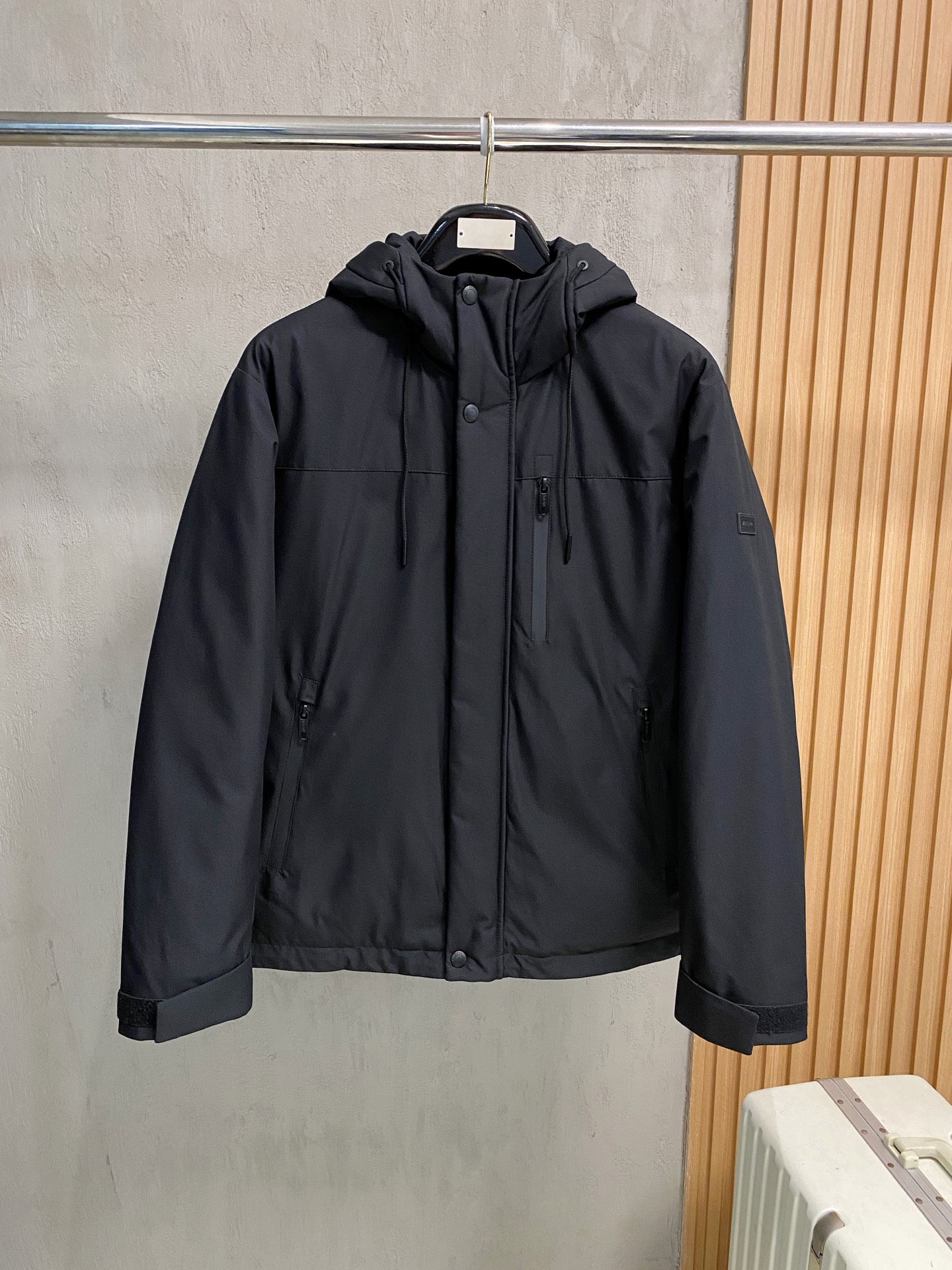 NO:600989,Premium down. Zegna #25 Autumn and Winter Fashion Hooded Jacket Down, filled with 100g-90 white goose down, light and stylish, not bloated on the upper body, typical Italian style fashion, trading company channel premium product  The fabric selection and craftsmanship are very sophisticated, which is in line with the brand's century-old aesthetic tone. It is low-key and luxurious, elegant and noble. Every detail is a testament to the brand's own high-end sense. The whole body interprets the Italian minimalist, capable and outdoor functional style. It is both elegant and harmonious, and the upper body is full of shape. It is a treasure-level functional equipment that combines fashion sense and design sense. It creates a unique style item, improved pilot style design, classic and fashionable design, retro and age-reducing but very fashionable!  Fabrics imported from Italy. The texture is as delicate as baby skin. It has superior stiffness, is quite elegant and fashionable!  The color is light and versatile, the cut is smart and neat, the upper body instantly highlights the spirit, the style is full, and it can easily control various body types. It is a jacket that perfectly combines business commuting and outdoor leisure. It is a piece of equipment with extremely high wearability and attendance rate!  Color Black Size M L XL 2XL 3XL.,,zegna,jackets & coats,jackets & coats,down jacket,hats,alexander wang19860909特级羽绒. Zegna 杰尼亚# 25秋冬时尚连帽夹克羽绒 内冲100g-90白鹅绒,轻薄有型,上身不臃肿,颇具意大利典型风格的时装,贸易公司渠道臻品 在面料选取和工艺方面都相当考究,极符合该品牌百年美学基调,低调且奢华,优雅且高贵,每一个细节都在力证品牌自身的高级感,通体将意式的极简、干练和户外功能性风格极致诠释,亦庄亦谐,上身型款十足,集时装感与设计感的一款宝藏级功能型装备,塑造出别具一格的造型单品,改良式的飞行员造型设计,经典又时尚设计,复古减龄又非常时髦！ 意大利客供进口面料.质感如婴儿皮肤一样细腻.挺括性优越,颇为优雅且时髦！配色轻熟百搭,版型剪裁干练利落,上身瞬间凸显出精神感,型款十足,轻松驾驭各种身型,商务通勤与户外休闲完美兼备的一款外套,属于实穿性出勤率极高的一款装备！ 颜色黑色 码数M L XL 2XL 3XL.,,zegna,jackets & coats,jackets & coats,down jacket,hats,alexander wang,Men's clothing