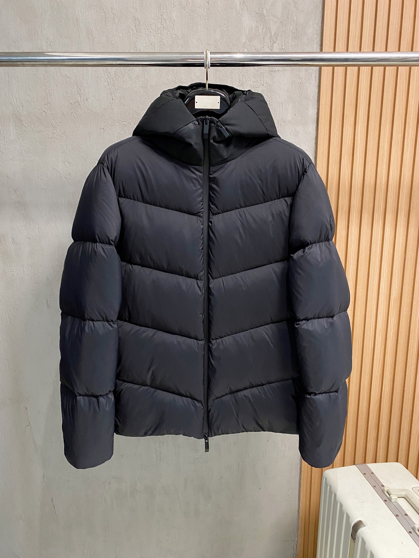 NO:600981,Special grade goose down Moncler Men's Hooded Down for Autumn and Winter 25, light luxury, fashionable and casual style, light, warm and soft!  The low-key series is fashionable and versatile, just stylish!  Hong Kong trade order model, a super fairy item!  As a brand that everyone must look up to, their control over the supply of goods is unsurprisingly strict. The very cool, light and elegant hooded down jacket has a more attractive logo badge; the small hood design, functional diagonal pockets on both sides, and the textured original lacquered four-button buckle easily demonstrate the brand recognition and super specifications and performance. The upper body is absolutely eye-catching!  !  !  The overall material is also super durable!  Made of fabrics imported from Italy, it has the high-end feel of a century-old brand. The inner velvet content is made of 90% white goose down, 10% feathers, the whole body is quilted with full down, full of fluffiness, and has excellent resilience. The outer layer is nylon fabric. If you have any questions, you can disassemble it for inspection. It has a high amount of velvet, perfect shape, fashionable and not bloated. It interprets the simple aesthetic style of the series. The upper body is light and warm, and has a perfect cold-proof effect!  !A high-street luxury product with online appearance and performance. It is a super heavyweight that will definitely hit the street. Color: black. Size: M L XL 2XL 3XL.,,Moncler,down jacket,hats,alexander wang19860909特级鹅绒 Moncler 蒙口 25秋冬男士连帽羽绒 轻奢时尚休闲风格,轻盈保暖柔软！低调系列时尚百搭,就是有型！香港贸易订单款,超级种草的神仙单品！作为大家都要仰视的品牌,他们对货源的把控也毫无悬念的严格,非常酷炫轻盈飘逸的连帽羽绒服 更具魅力感Logo徽章；小连帽设计,两侧功能性斜插的口袋,很有质感的原漆原版四合扣,轻松的彰显品牌辨识度跟超强规格性能,上身绝对超级惹眼！！！整体的材质也是超级能打！采用意大利进口面料打造,具有百年品牌的高端触感 内里绒子含量90白鹅绒打造,10羽毛,满身横线绗缝充绒饱满,蓬松感十足回弹性特别好,外层锦纶面料.如有疑问,可拆开检验,充绒量极高,版型完美,时尚不臃肿,演绎系列的简约美学风格,上身效果轻盈保暖,御寒效果满分! !一款颜值跟性能同步在线的高街奢物,绝对炸街的超级重磅 颜色黑色 码数M L XL 2XL 3XL.,,Moncler,down jacket,hats,alexander wang,Men's clothing