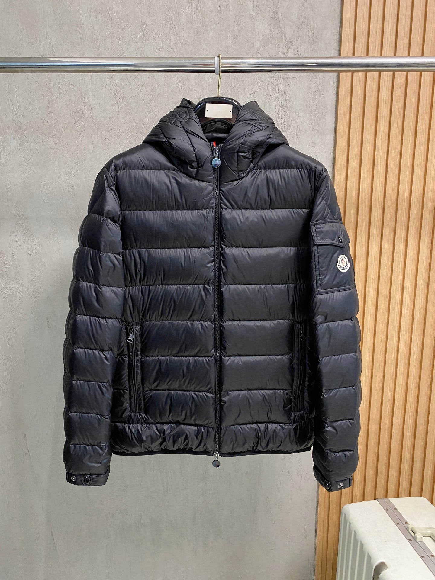 NO:600975,Special grade goose down Moncler Men's 25 autumn and winter hooded down, light luxury fashion casual style, light, warm and soft!  The low-key series is fashionable and versatile, just stylish!  Hong Kong trade order model, a super fairy item!  As a brand that everyone must look up to, their control over the supply of goods is unsurprisingly strict. The very cool, light and elegant hooded down jacket has a more attractive logo badge; the small hood design, functional diagonal pockets on both sides, and the textured original lacquered four-button buckle easily demonstrate the brand recognition and super specifications and performance. The upper body is absolutely eye-catching!  !  !  The overall material is also super durable!  Made of fabrics imported from Italy, it has the high-end feel of a century-old brand. The inner velvet content is made of 90% white goose down, 10% feathers, the whole body is quilted with full down, full of fluffiness, and has excellent resilience. The outer layer is nylon fabric. If you have any questions, you can disassemble it for inspection. It has a high amount of velvet, perfect shape, fashionable and not bloated. It interprets the simple aesthetic style of the series. The upper body is light and warm, and has a perfect cold-proof effect!  !A high-street luxury product with online appearance and performance. It is a super heavyweight that will definitely hit the street. Color: black. Size: M L XL 2XL 3XL.,,Moncler,down jacket,hats,alexander wang19860909特级鹅绒Moncler 蒙口 25秋冬男士连帽羽绒 轻奢时尚休闲风格,轻盈保暖柔软！低调系列时尚百搭,就是有型！香港贸易订单款,超级种草的神仙单品！作为大家都要仰视的品牌,他们对货源的把控也毫无悬念的严格,非常酷炫轻盈飘逸的连帽羽绒服 更具魅力感Logo徽章；小连帽设计,两侧功能性斜插的口袋,很有质感的原漆原版四合扣,轻松的彰显品牌辨识度跟超强规格性能,上身绝对超级惹眼！！！整体的材质也是超级能打！采用意大利进口面料打造,具有百年品牌的高端触感 内里绒子含量90白鹅绒打造,10羽毛,满身横线绗缝充绒饱满,蓬松感十足回弹性特别好,外层锦纶面料.如有疑问,可拆开检验,充绒量极高,版型完美,时尚不臃肿,演绎系列的简约美学风格,上身效果轻盈保暖,御寒效果满分! !一款颜值跟性能同步在线的高街奢物,绝对炸街的超级重磅 颜色黑色 码数M L XL 2XL 3XL.,,Moncler,down jacket,hats,alexander wang,Men's clothing