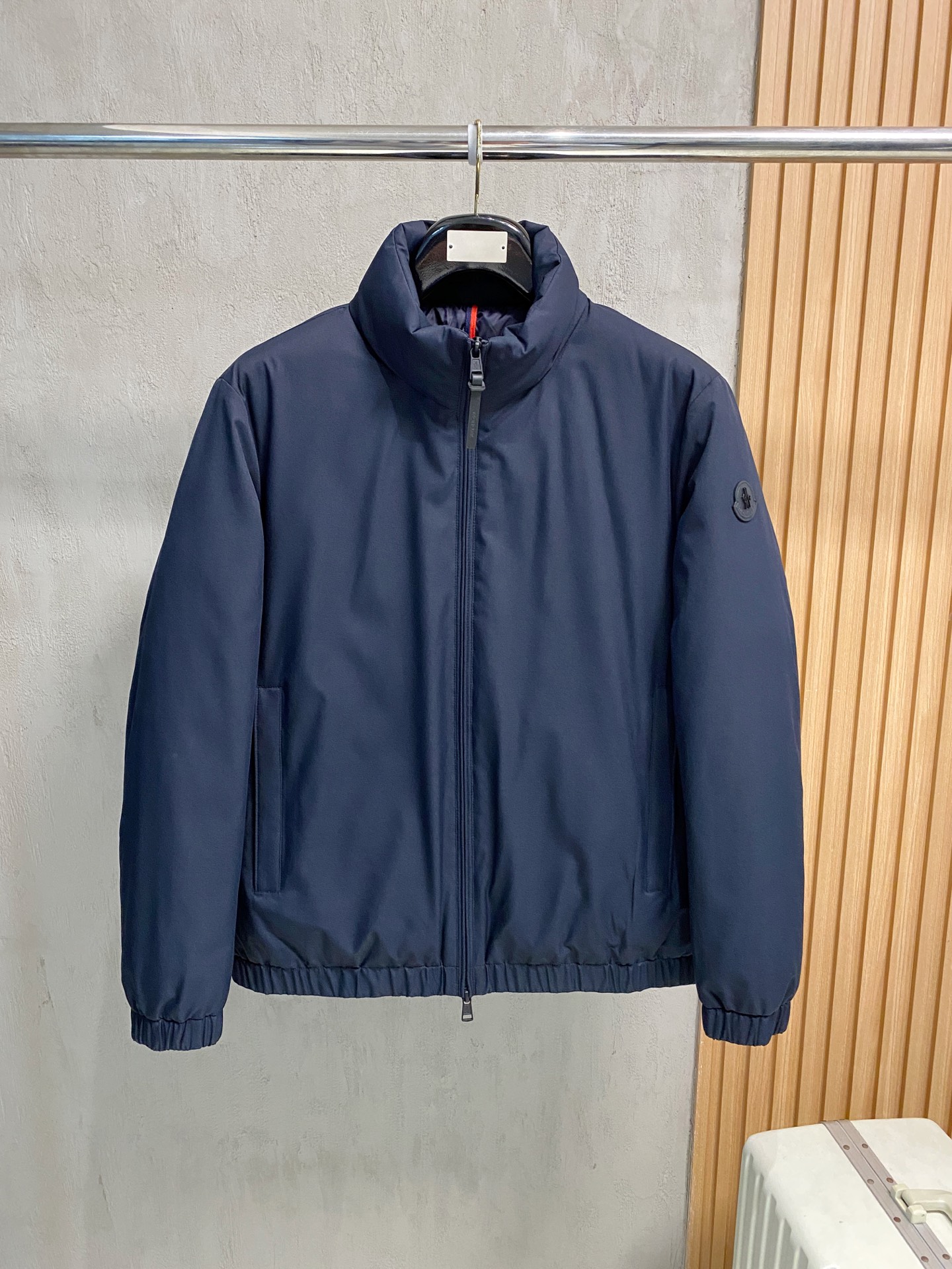 NO:600979,Special grade down Moncler #25 autumn and winter fashionable stand collar jacket down, filled with 100g-90 white goose down, light and stylish, not bloated on the upper body, quite typical Italian style fashion, trading company channel premium product  The fabric selection and craftsmanship are very sophisticated, which is in line with the brand's century-old aesthetic tone. It is low-key and luxurious, elegant and noble. Every detail is a testament to the brand's own high-end sense. The whole body interprets the Italian minimalist, capable and outdoor functional style. It is both elegant and harmonious, and the upper body is full of shape. It is a treasure-level functional equipment that combines fashion sense and design sense. It creates a unique style item, improved pilot style design, classic and fashionable design, retro and age-reducing but very fashionable!  Fabrics imported from Italy. The texture is as delicate as baby skin. It has superior stiffness, is quite elegant and fashionable!  The color is light and versatile, the cut is smart and neat, the upper body instantly highlights the spirit, the style is full, and it can easily control various body types. It is a jacket that perfectly combines business commuting and outdoor leisure. It is a piece of equipment with extremely high wearability and attendance rate!  Color Black Blue Size M L XL 2XL 3XL.,,Moncler,jackets & coats,jackets & coats,down jacket,alexander wang19860909特级羽绒 Moncler 蒙口 # 25秋冬时尚立领夹克羽绒 内冲100g-90白鹅绒,轻薄有型,上身不臃肿,颇具意大利典型风格的时装,贸易公司渠道臻品 在面料选取和工艺方面都相当考究,极符合该品牌百年美学基调,低调且奢华,优雅且高贵,每一个细节都在力证品牌自身的高级感,通体将意式的极简、干练和户外功能性风格极致诠释,亦庄亦谐,上身型款十足,集时装感与设计感的一款宝藏级功能型装备,塑造出别具一格的造型单品,改良式的飞行员造型设计,经典又时尚设计,复古减龄又非常时髦！ 意大利客供进口面料.质感如婴儿皮肤一样细腻.挺括性优越,颇为优雅且时髦！配色轻熟百搭,版型剪裁干练利落,上身瞬间凸显出精神感,型款十足,轻松驾驭各种身型,商务通勤与户外休闲完美兼备的一款外套,属于实穿性出勤率极高的一款装备！ 颜色黑色 蓝色 码数M L XL 2XL 3XL.,,Moncler,jackets & coats,jackets & coats,down jacket,alexander wang,Men's clothing