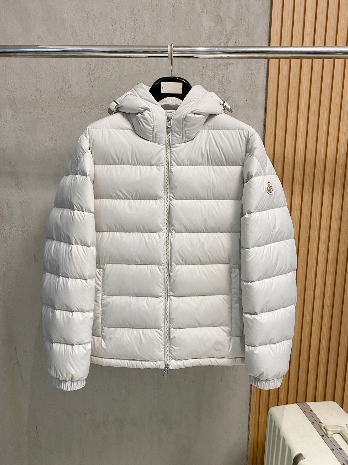 NO:600973,Special grade goose down Moncler Men's 25 autumn and winter hooded down, light luxury fashion casual style, light, warm and soft!  The low-key series is fashionable and versatile, just stylish!  Hong Kong trade order model, a super fairy item!  As a brand that everyone must look up to, their control over the supply of goods is unsurprisingly strict. The very cool, light and elegant hooded down jacket has a more attractive logo badge; the small hood design, functional diagonal pockets on both sides, and the textured original lacquered four-button buckle easily demonstrate the brand recognition and super specifications and performance. The upper body is absolutely eye-catching!  !  !  The overall material is also super durable!  Made of fabrics imported from Italy, it has the high-end feel of a century-old brand. The inner velvet content is made of 90% white goose down, 10% feathers, the whole body is quilted with full down, full of fluffiness, and has excellent resilience. The outer layer is nylon fabric. If you have any questions, you can disassemble it for inspection. It has a high amount of velvet, perfect shape, fashionable and not bloated. It interprets the simple aesthetic style of the series. The upper body is light and warm, and has a perfect cold-proof effect!  !A high-street luxury product that has both good looks and performance online. It is a super heavyweight that will definitely hit the street. Color Black White Size M L XL 2XL 3XL.,,Moncler,down jacket,hats,alexander wang19860909特级鹅绒Moncler 蒙口 25秋冬男士连帽羽绒 轻奢时尚休闲风格,轻盈保暖柔软！低调系列时尚百搭,就是有型！香港贸易订单款,超级种草的神仙单品！作为大家都要仰视的品牌,他们对货源的把控也毫无悬念的严格,非常酷炫轻盈飘逸的连帽羽绒服 更具魅力感Logo徽章；小连帽设计,两侧功能性斜插的口袋,很有质感的原漆原版四合扣,轻松的彰显品牌辨识度跟超强规格性能,上身绝对超级惹眼！！！整体的材质也是超级能打！采用意大利进口面料打造,具有百年品牌的高端触感 内里绒子含量90白鹅绒打造,10羽毛,满身横线绗缝充绒饱满,蓬松感十足回弹性特别好,外层锦纶面料.如有疑问,可拆开检验,充绒量极高,版型完美,时尚不臃肿,演绎系列的简约美学风格,上身效果轻盈保暖,御寒效果满分! !一款颜值跟性能同步在线的高街奢物,绝对炸街的超级重磅 颜色黑色 白色 码数M L XL 2XL 3XL.,,Moncler,down jacket,hats,alexander wang,Men's clothing