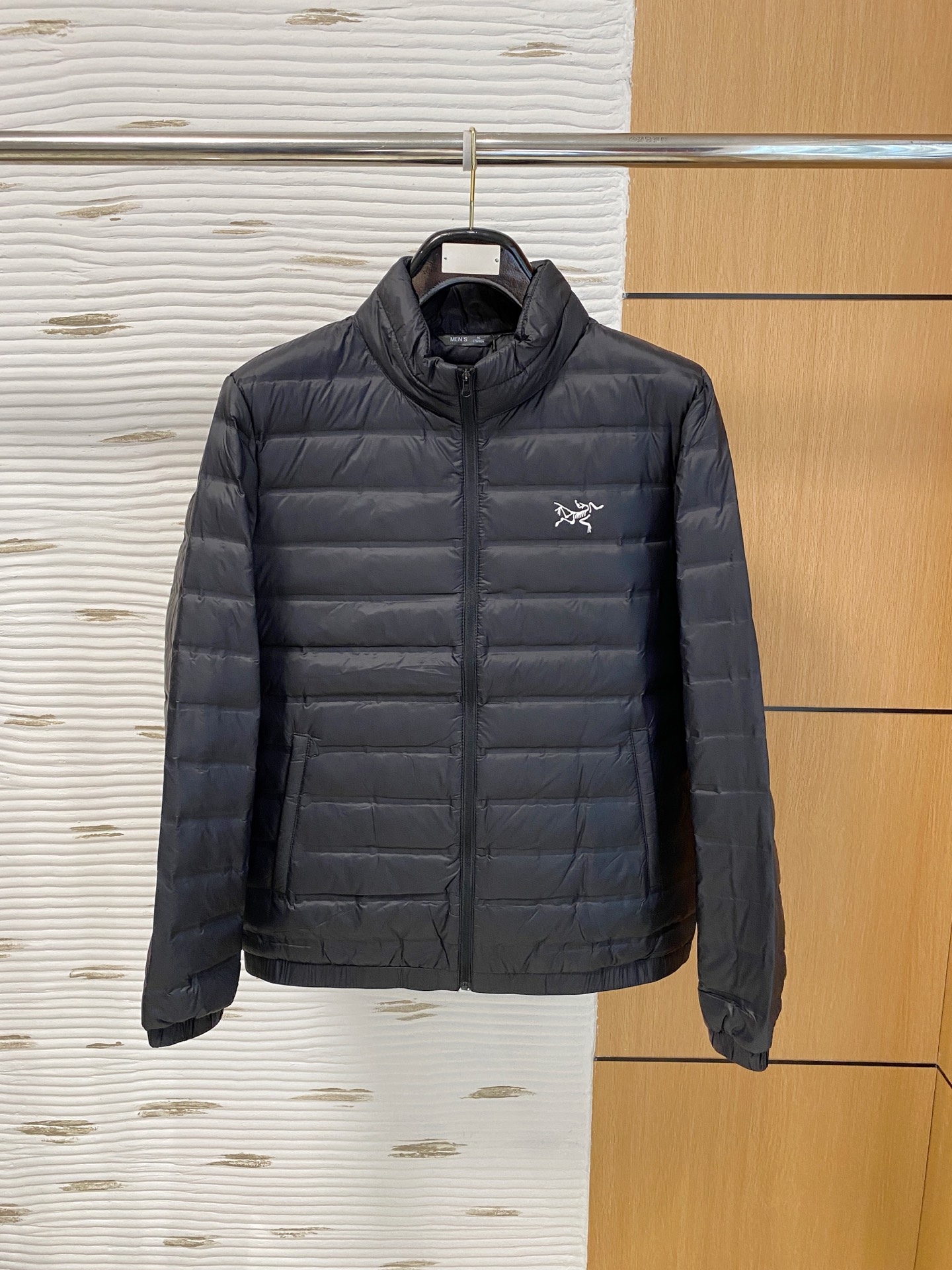 P465 始祖鸟 专柜实拍顶级90白鸭绒绒外套,全球顶级男装,简约时尚,从容百搭,大气优雅⚡极度舒适体验⚡极品羽绒服⚡色泽鲜艳⚡极致顺滑触感⚡细腻不易起皱⚡👍奢华高贵👍挺括有型👍锁针、高密度缝制,一切的细节处理一丝不苟!⚡这一生值得拥有,M-3XL 最大穿190斤