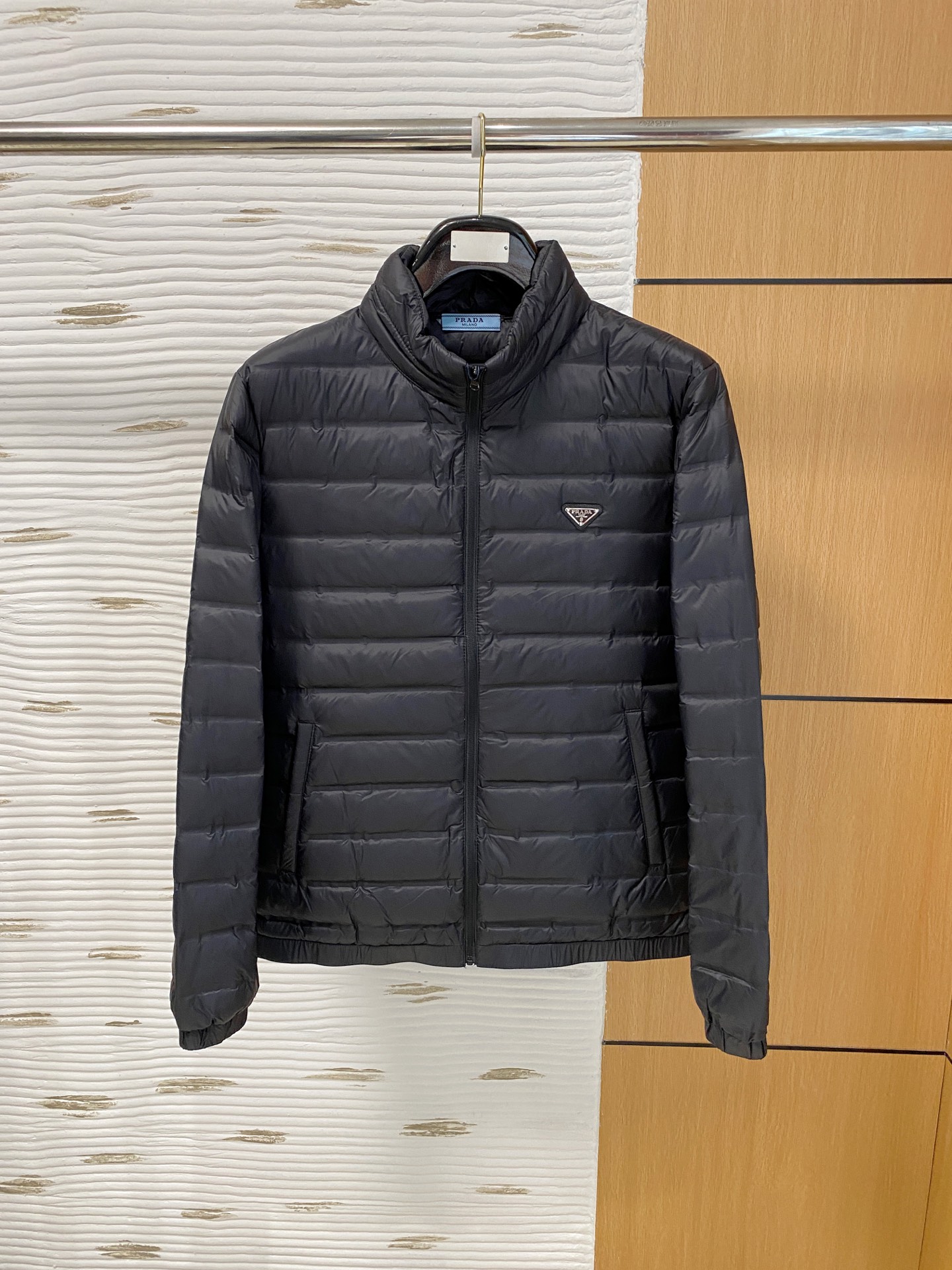 P465 普拉达 专柜实拍顶级90白鸭绒绒外套,全球顶级男装,简约时尚,从容百搭,大气优雅⚡极度舒适体验⚡极品羽绒服⚡色泽鲜艳⚡极致顺滑触感⚡细腻不易起皱⚡👍奢华高贵👍挺括有型👍锁针、高密度缝制,一切的细节处理一丝不苟!⚡这一生值得拥有,M-3XL 最大穿190斤