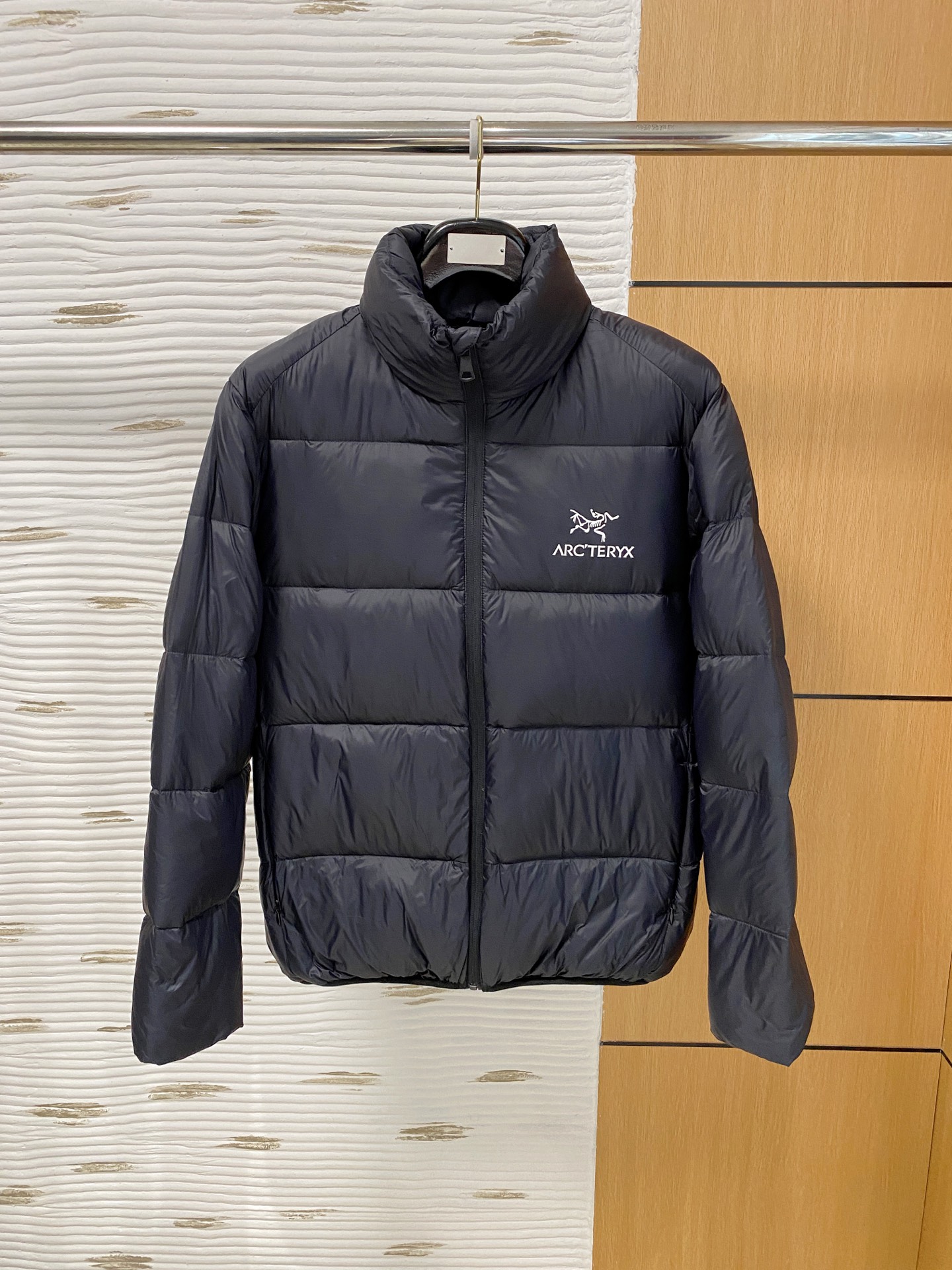 P515 始祖鸟 专柜实拍顶级90白鸭绒绒外套,全球顶级男装,简约时尚,从容百搭,大气优雅⚡极度舒适体验⚡极品羽绒服⚡色泽鲜艳⚡极致顺滑触感⚡细腻不易起皱⚡👍奢华高贵👍挺括有型👍锁针、高密度缝制,一切的细节处理一丝不苟!⚡这一生值得拥有,M-3XL 最大穿190斤