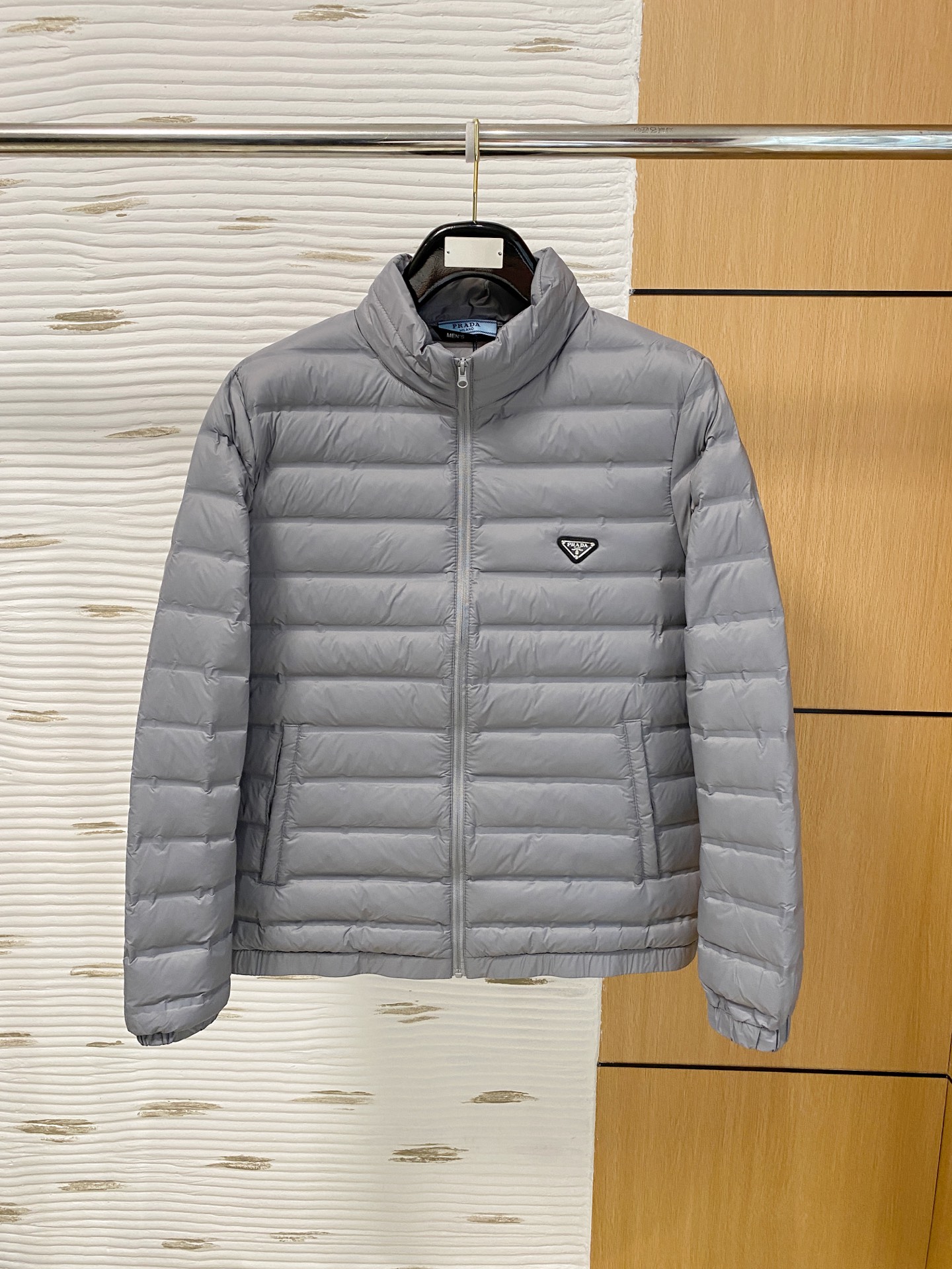 P465 普拉达 专柜实拍顶级90白鸭绒绒外套,全球顶级男装,简约时尚,从容百搭,大气优雅⚡极度舒适体验⚡极品羽绒服⚡色泽鲜艳⚡极致顺滑触感⚡细腻不易起皱⚡👍奢华高贵👍挺括有型👍锁针、高密度缝制,一切的细节处理一丝不苟!⚡这一生值得拥有,M-3XL 最大穿190斤