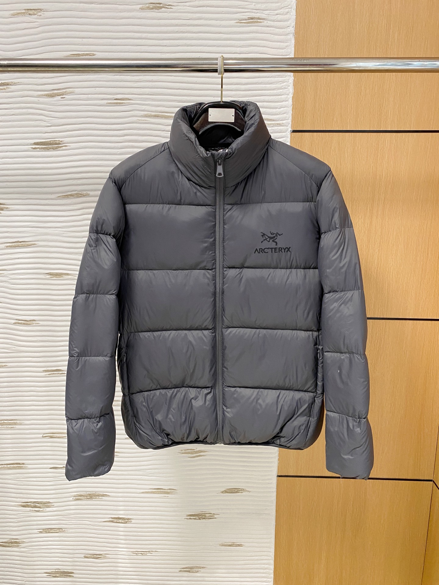 P515 始祖鸟 专柜实拍顶级90白鸭绒绒外套,全球顶级男装,简约时尚,从容百搭,大气优雅⚡极度舒适体验⚡极品羽绒服⚡色泽鲜艳⚡极致顺滑触感⚡细腻不易起皱⚡👍奢华高贵👍挺括有型👍锁针、高密度缝制,一切的细节处理一丝不苟!⚡这一生值得拥有,M-3XL 最大穿190斤