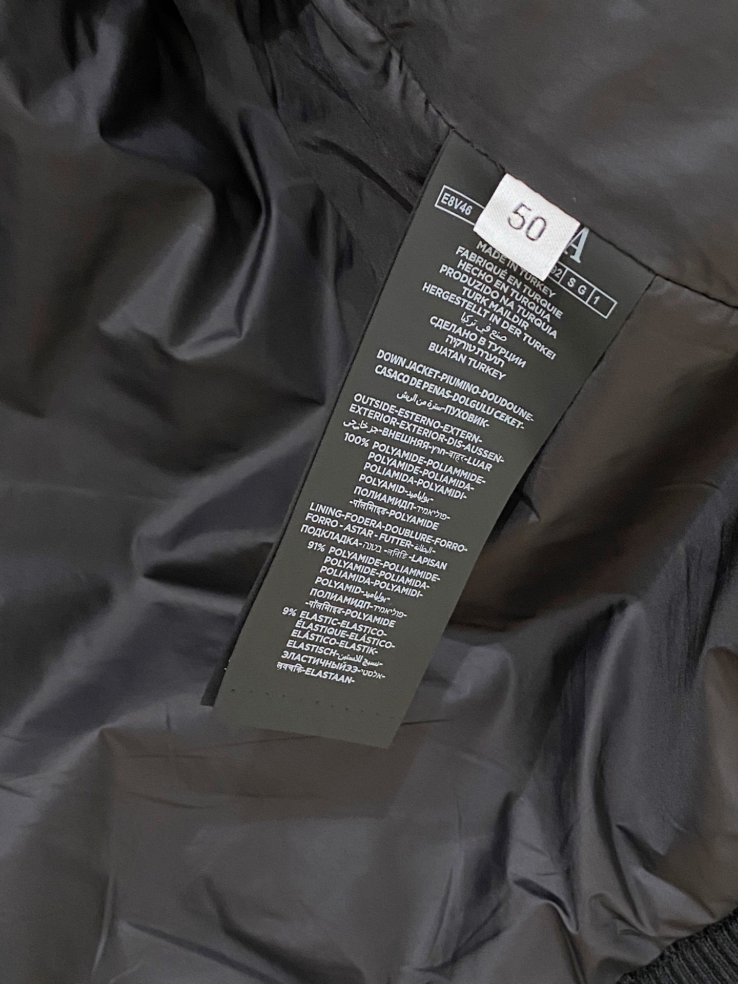 顶级品质>(羽绒系列)专柜官网同步发售！辅料全部原版定制出品，贸易公司真品订单。高级定制进口面料，以天然