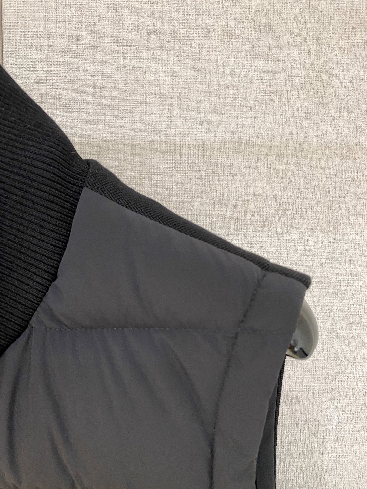 顶级品质>(羽绒系列)专柜官网同步发售！辅料全部原版定制出品，贸易公司真品订单。高级定制进口面料，以天然