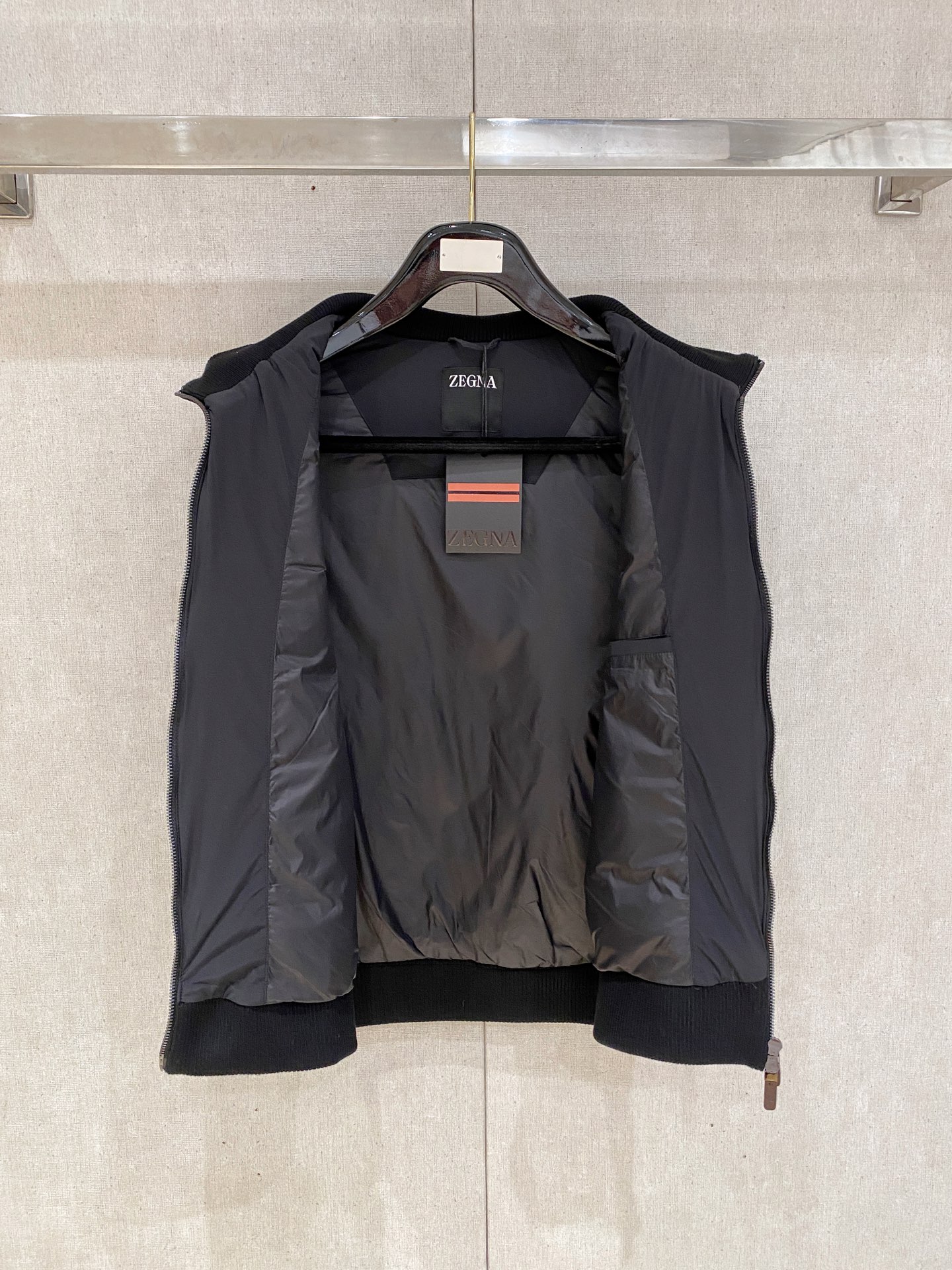 顶级品质>(羽绒系列)专柜官网同步发售！辅料全部原版定制出品，贸易公司真品订单。高级定制进口面料，以天然