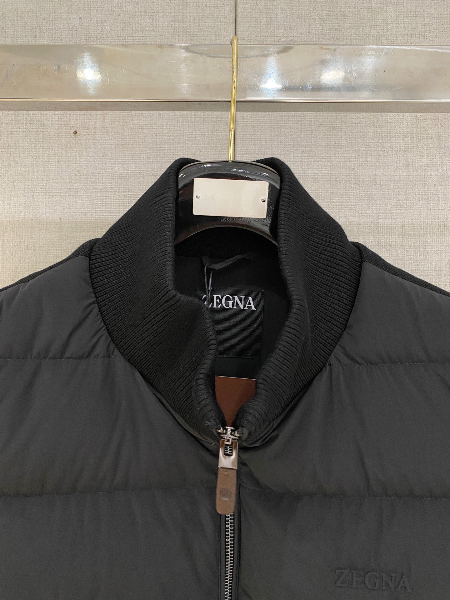 顶级品质>(羽绒系列)专柜官网同步发售！辅料全部原版定制出品，贸易公司真品订单。高级定制进口面料，以天然