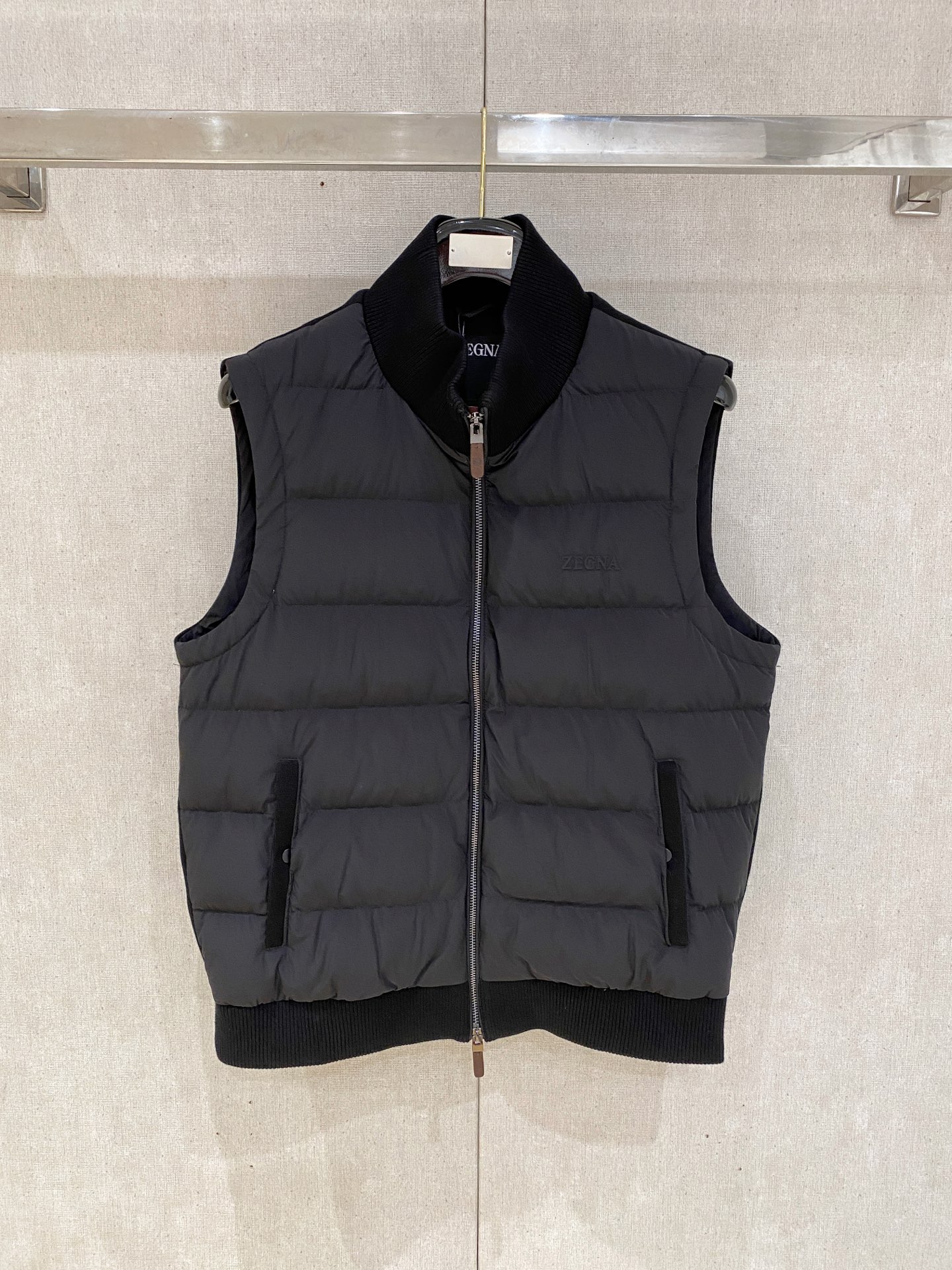 顶级品质>(羽绒系列)专柜官网同步发售！辅料全部原版定制出品，贸易公司真品订单。高级定制进口面料，以天然