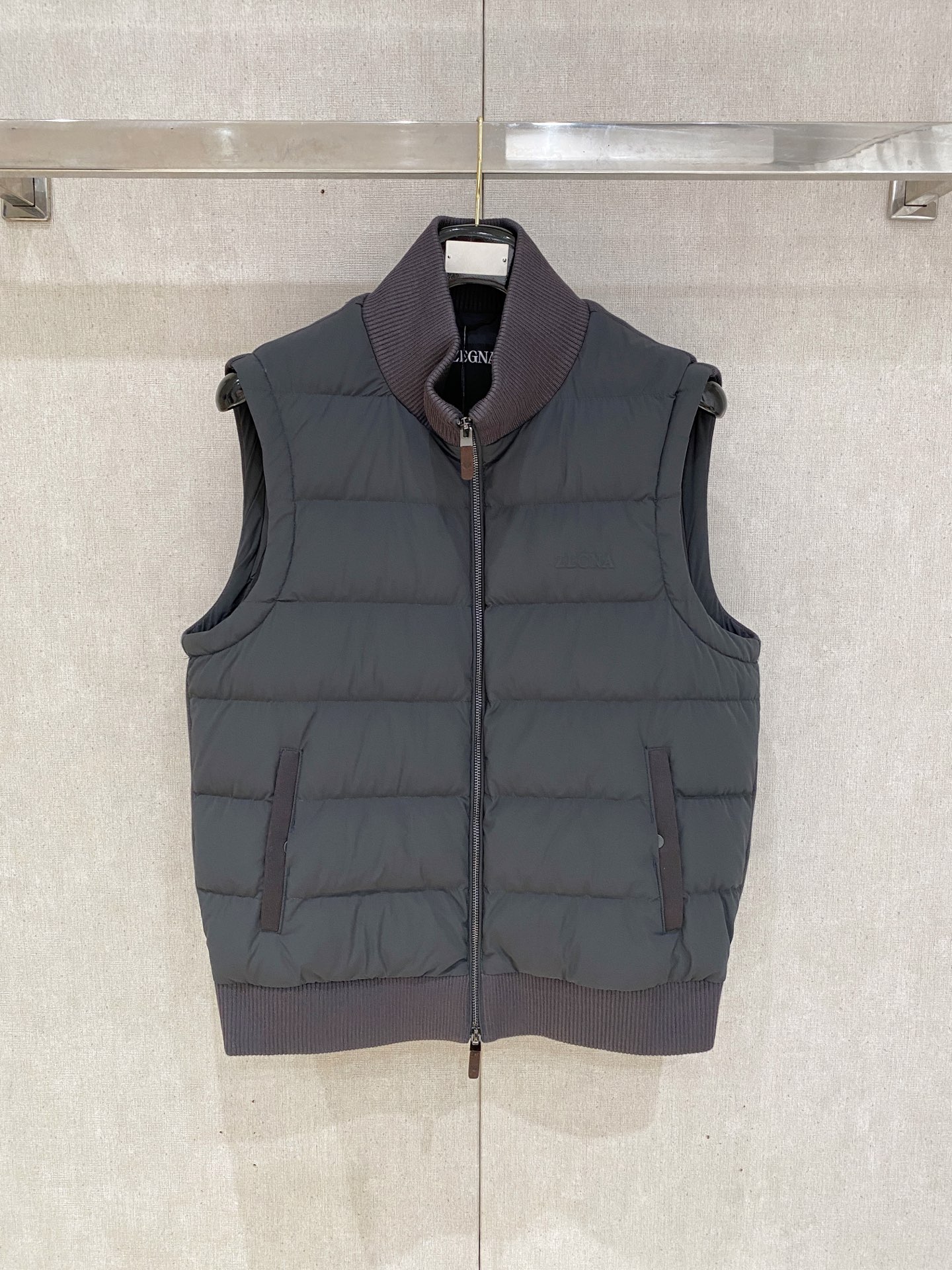 顶级品质>(羽绒系列)专柜官网同步发售！辅料全部原版定制出品，贸易公司真品订单。高级定制进口面料，以天然