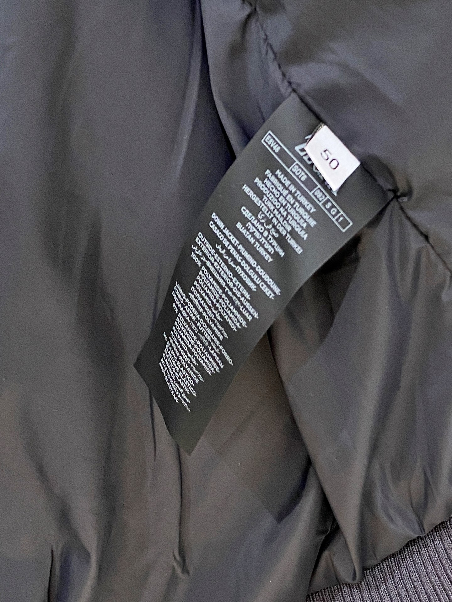 顶级品质>(羽绒系列)专柜官网同步发售！辅料全部原版定制出品，贸易公司真品订单。高级定制进口面料，以天然