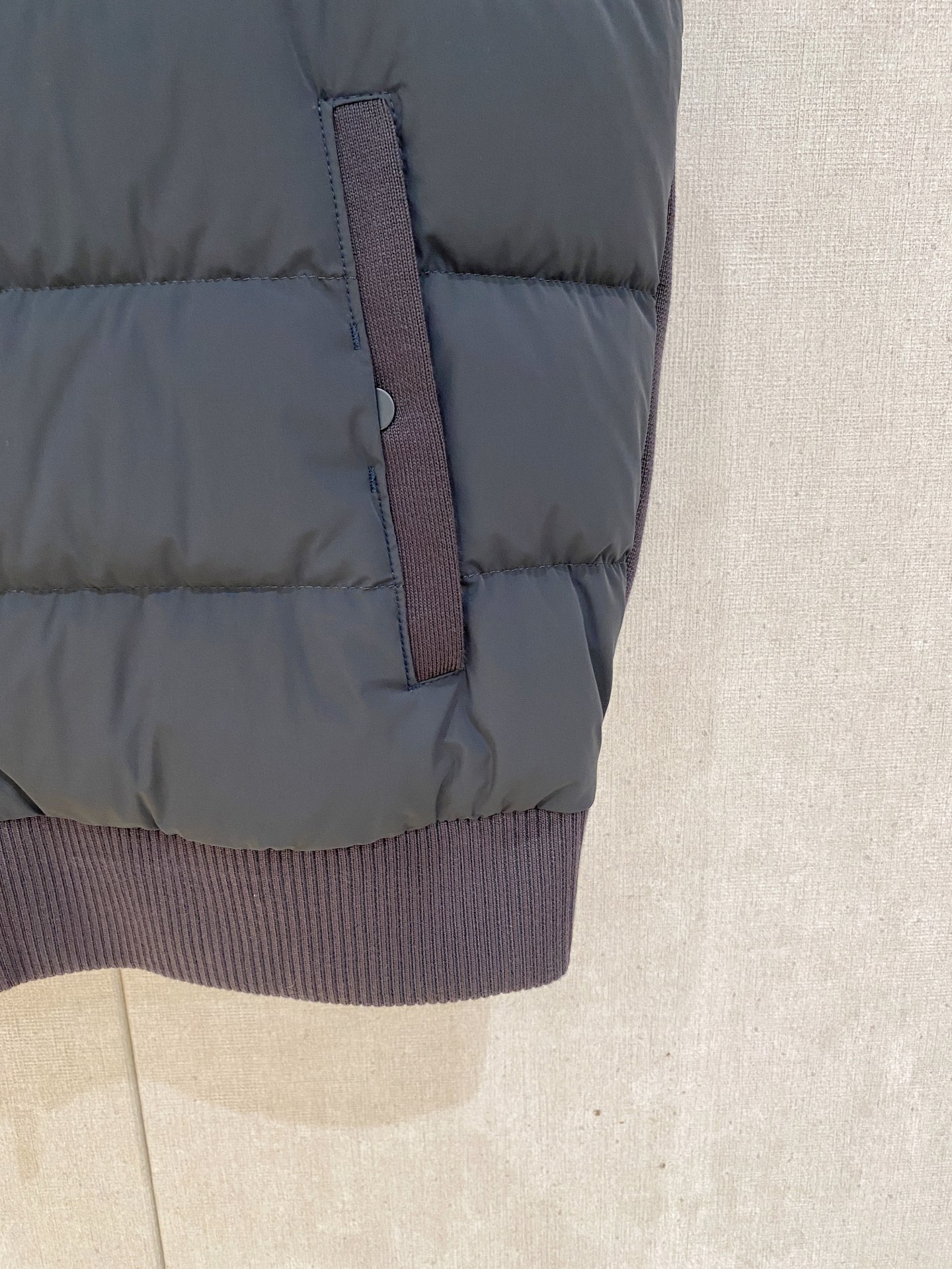 顶级品质>(羽绒系列)专柜官网同步发售！辅料全部原版定制出品，贸易公司真品订单。高级定制进口面料，以天然