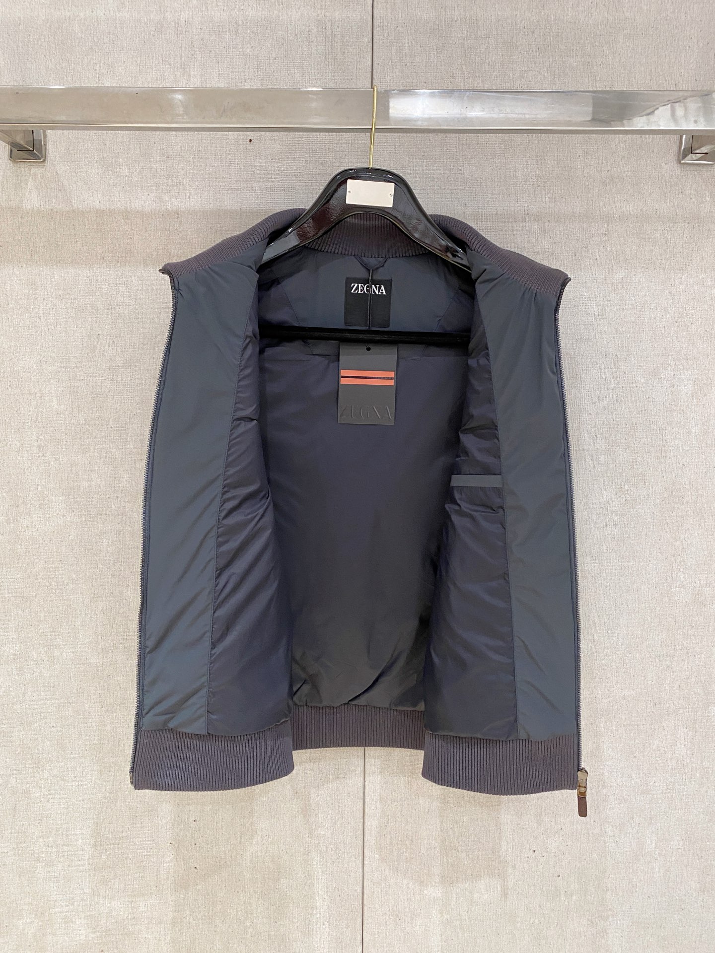 顶级品质>(羽绒系列)专柜官网同步发售！辅料全部原版定制出品，贸易公司真品订单。高级定制进口面料，以天然