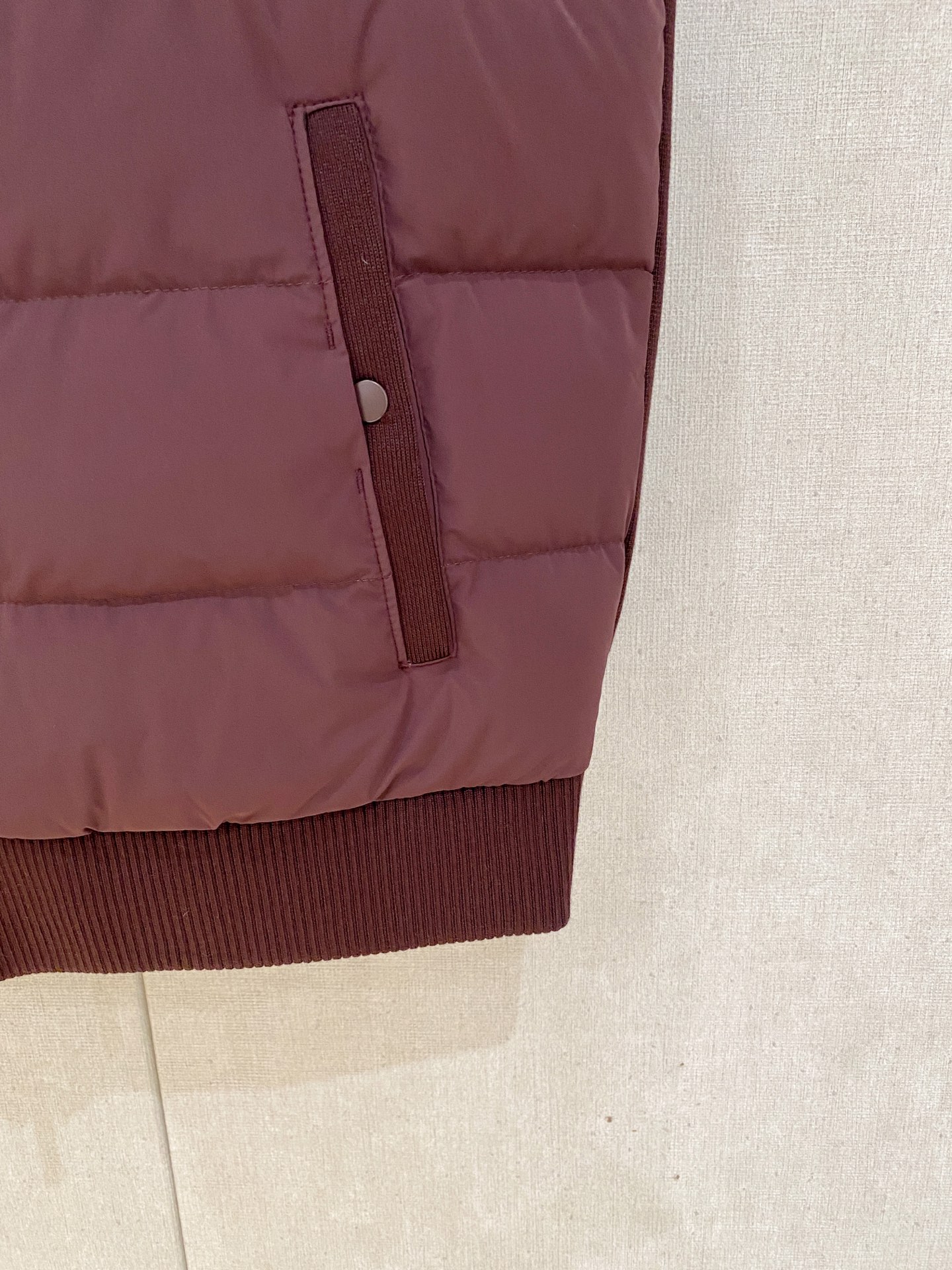 顶级品质>(羽绒系列)专柜官网同步发售！辅料全部原版定制出品，贸易公司真品订单。高级定制进口面料，以天然