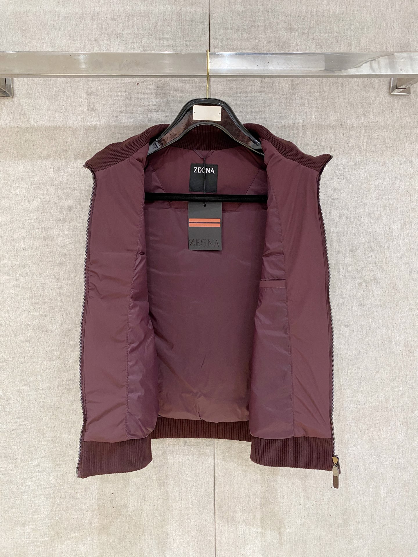 顶级品质>(羽绒系列)专柜官网同步发售！辅料全部原版定制出品，贸易公司真品订单。高级定制进口面料，以天然