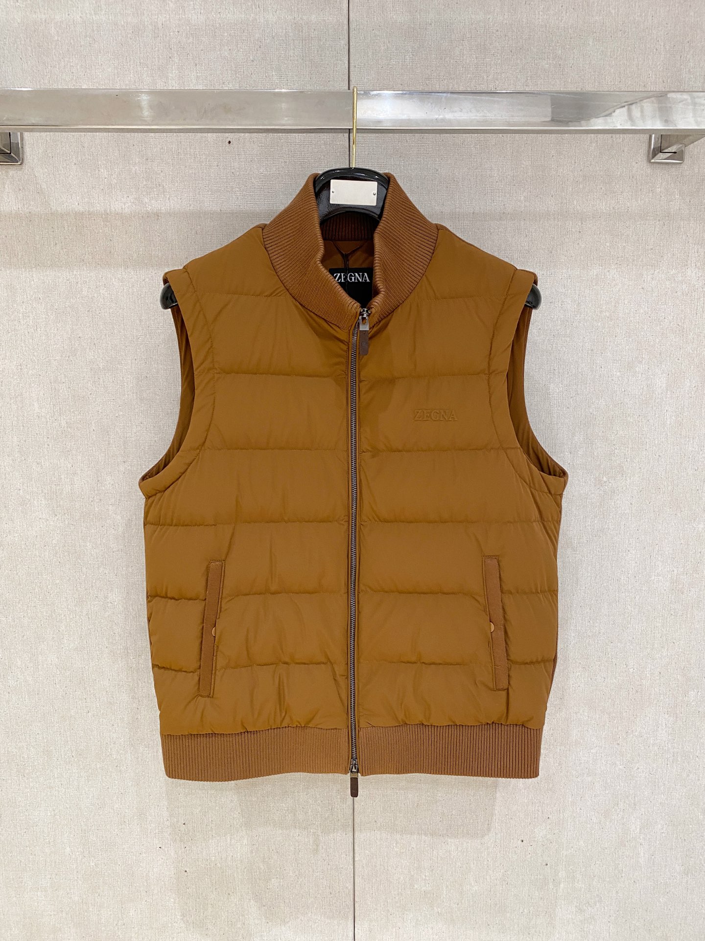 顶级品质>(羽绒系列)专柜官网同步发售！辅料全部原版定制出品，贸易公司真品订单。高级定制进口面料，以天然