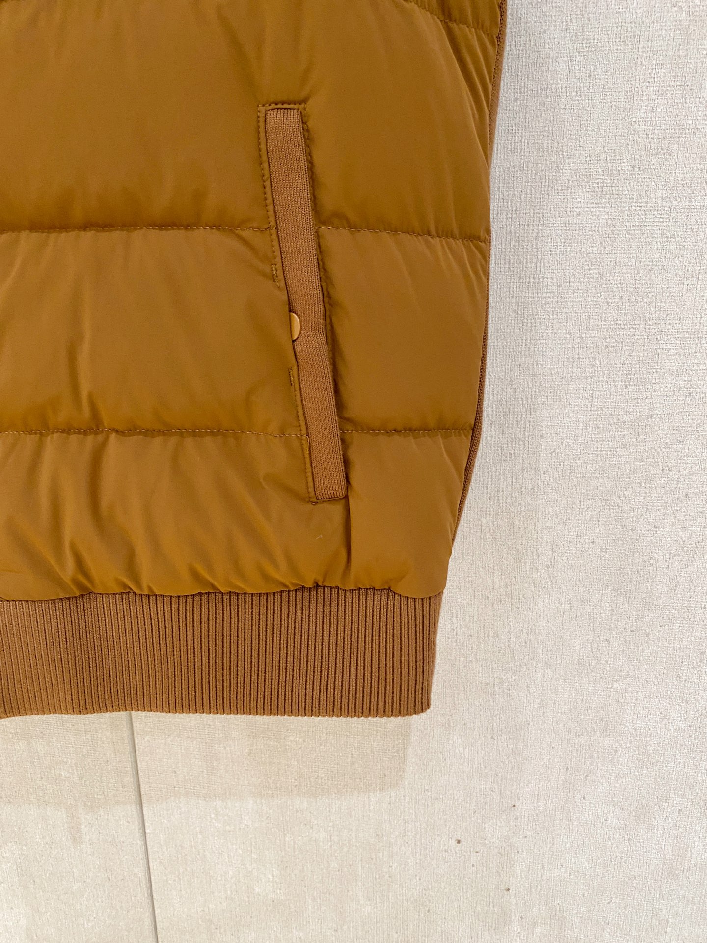 顶级品质>(羽绒系列)专柜官网同步发售！辅料全部原版定制出品，贸易公司真品订单。高级定制进口面料，以天然