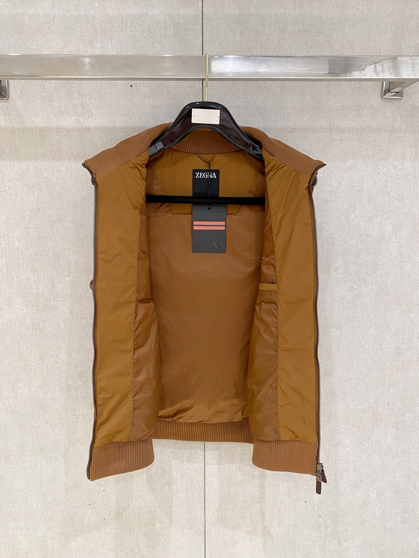 顶级品质>(羽绒系列)专柜官网同步发售！辅料全部原版定制出品，贸易公司真品订单。高级定制进口面料，以天然