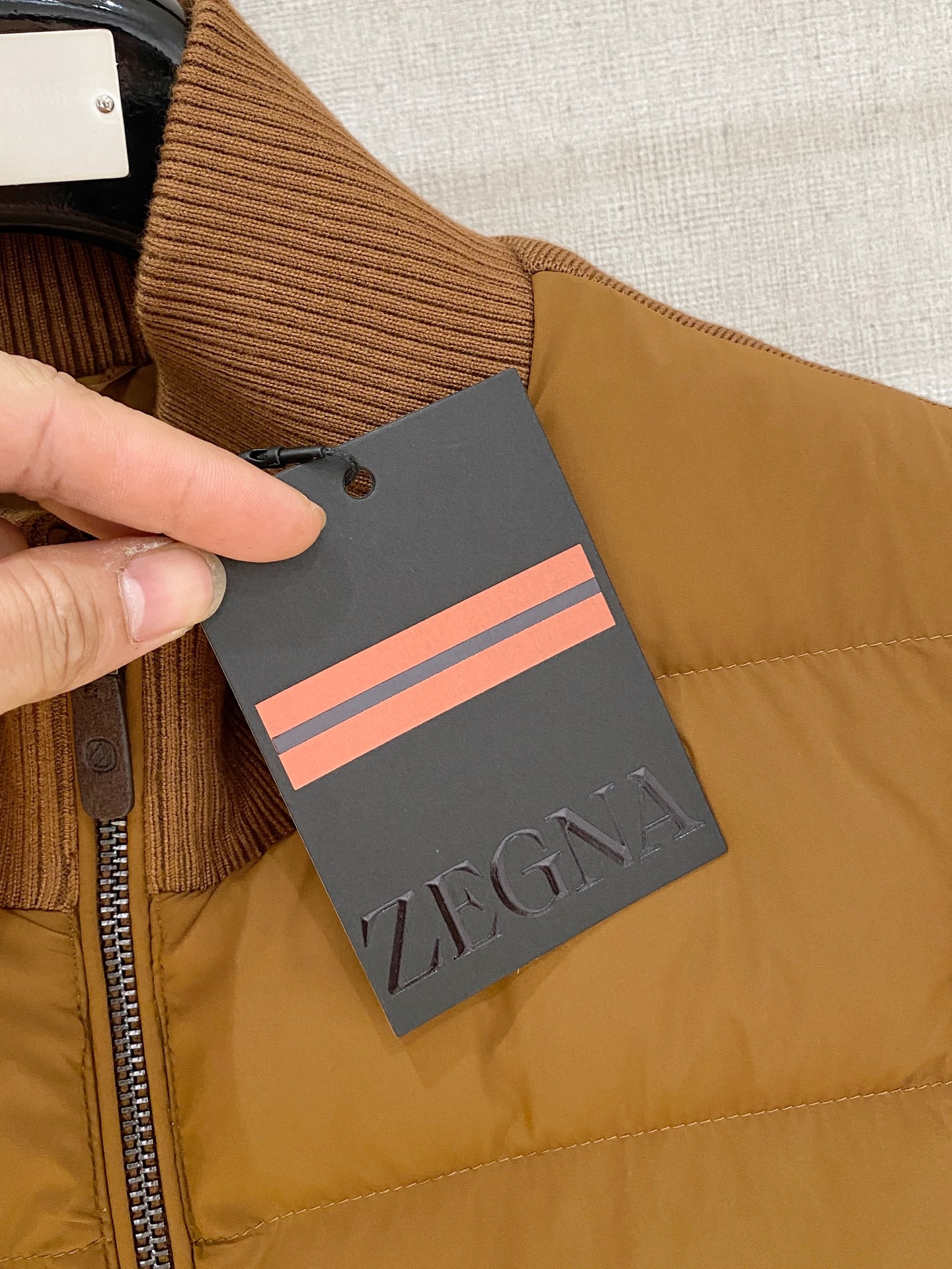 顶级品质>(羽绒系列)专柜官网同步发售！辅料全部原版定制出品，贸易公司真品订单。高级定制进口面料，以天然