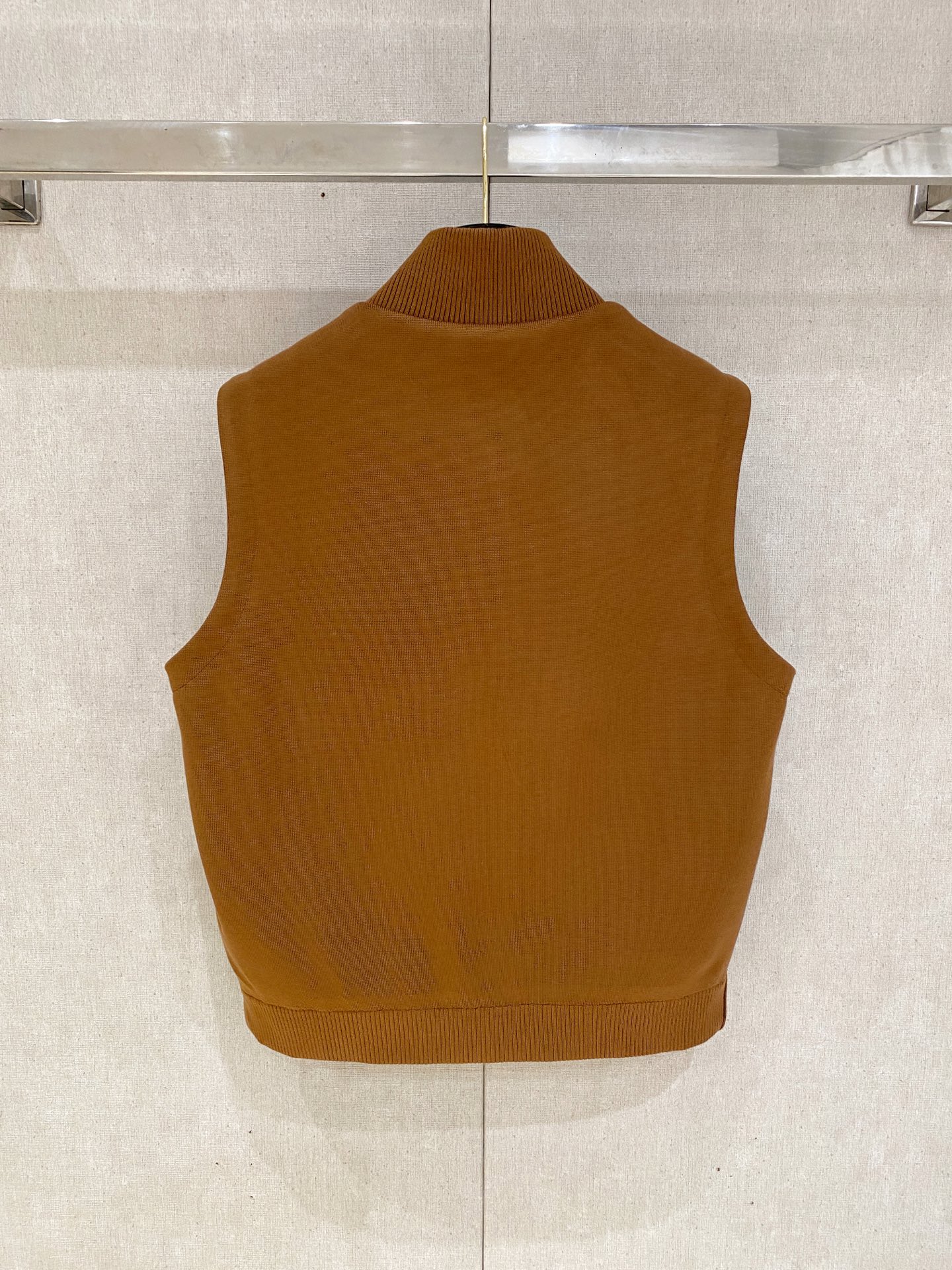 顶级品质>(羽绒系列)专柜官网同步发售！辅料全部原版定制出品，贸易公司真品订单。高级定制进口面料，以天然