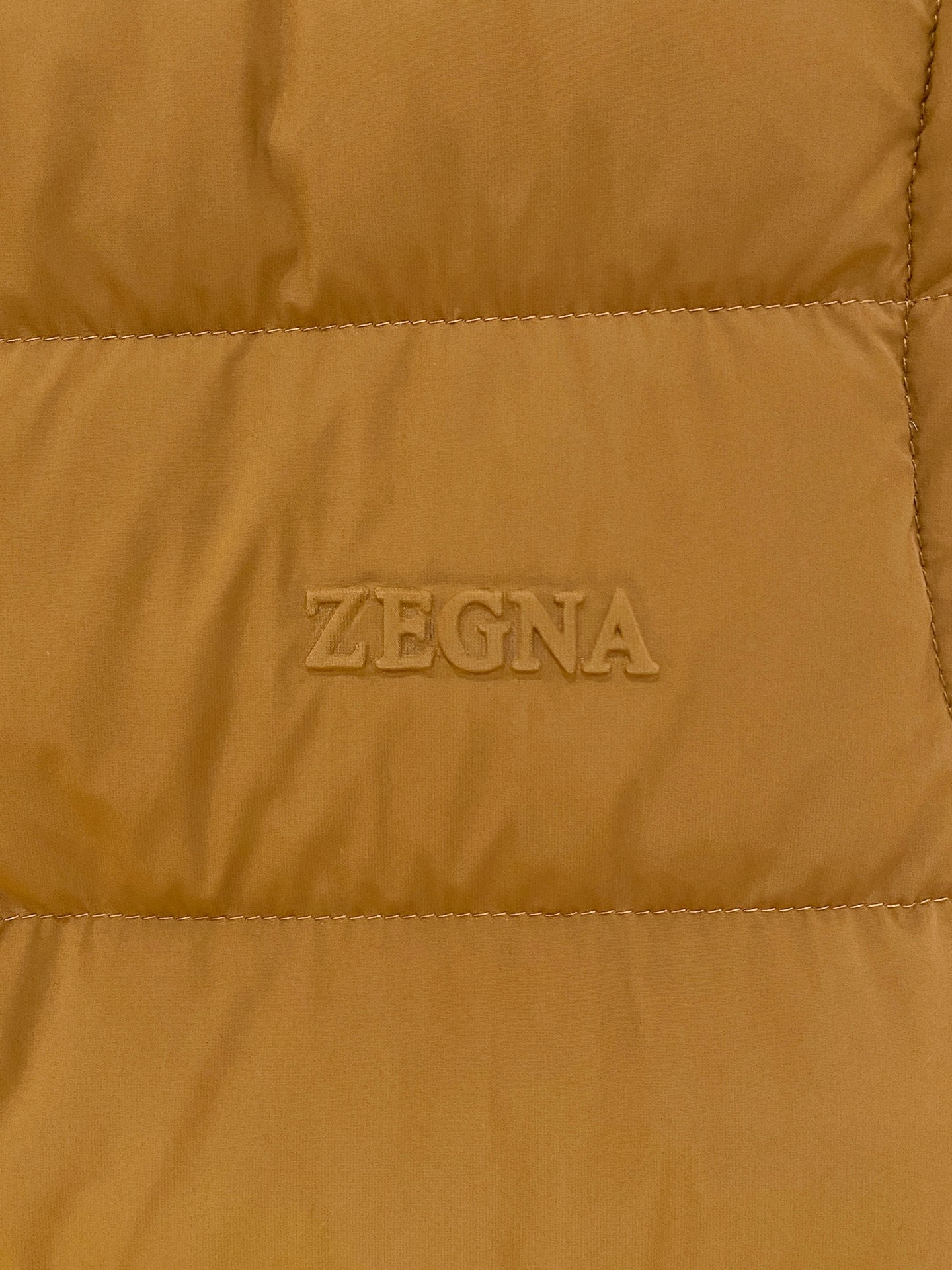 顶级品质>(羽绒系列)专柜官网同步发售！辅料全部原版定制出品，贸易公司真品订单。高级定制进口面料，以天然