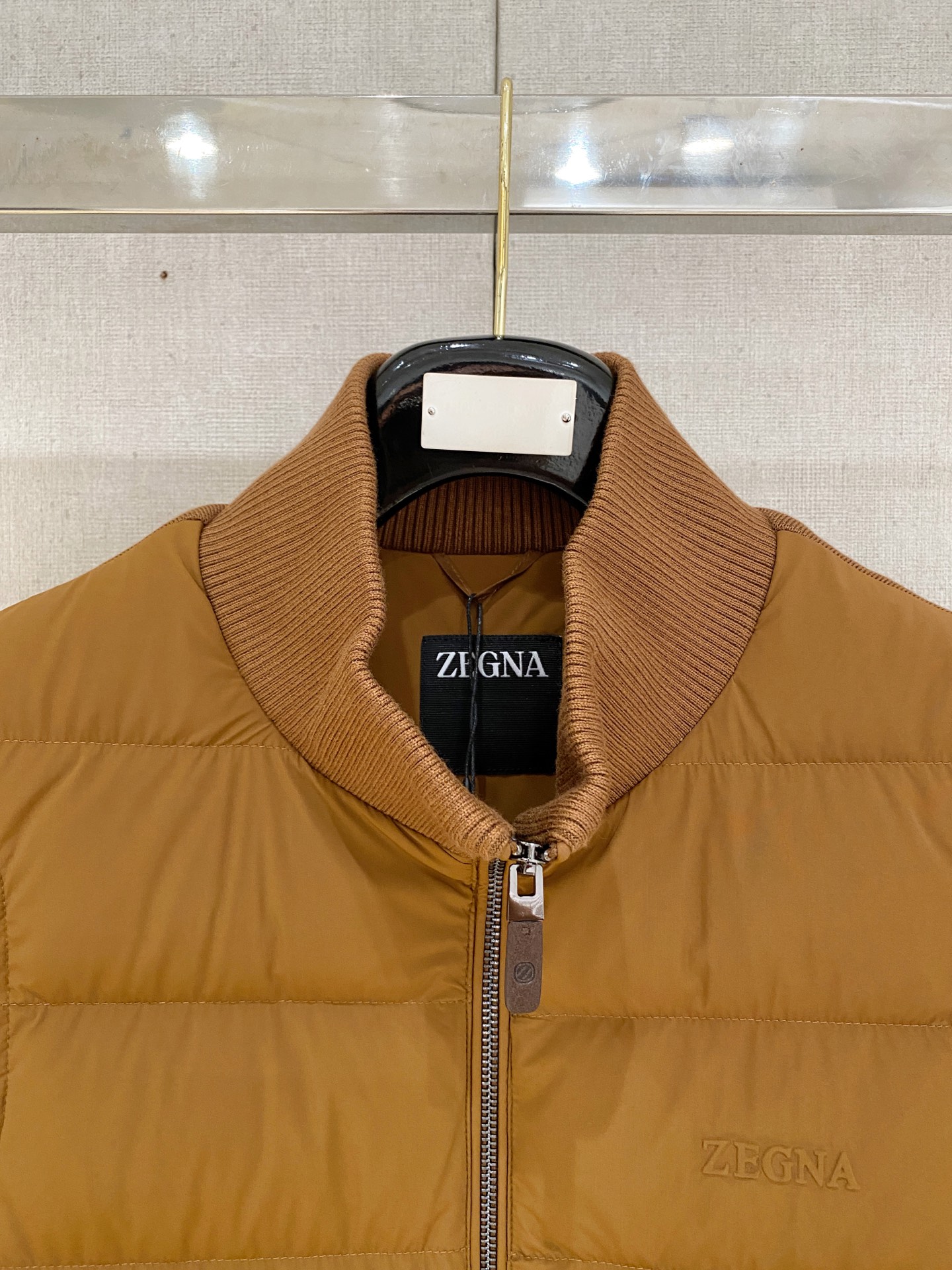 顶级品质>(羽绒系列)专柜官网同步发售！辅料全部原版定制出品，贸易公司真品订单。高级定制进口面料，以天然