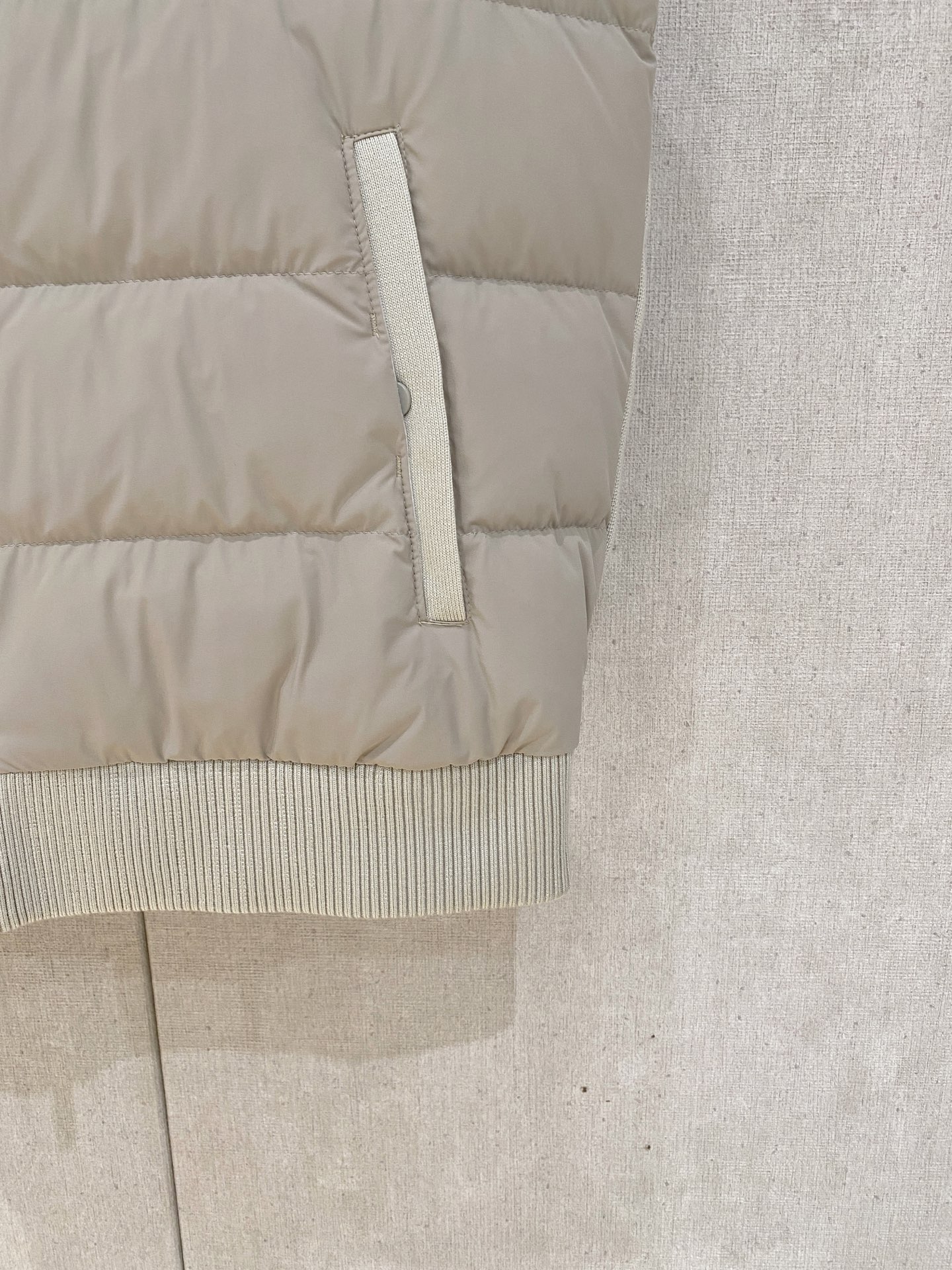 顶级品质>(羽绒系列)专柜官网同步发售！辅料全部原版定制出品，贸易公司真品订单。高级定制进口面料，以天然