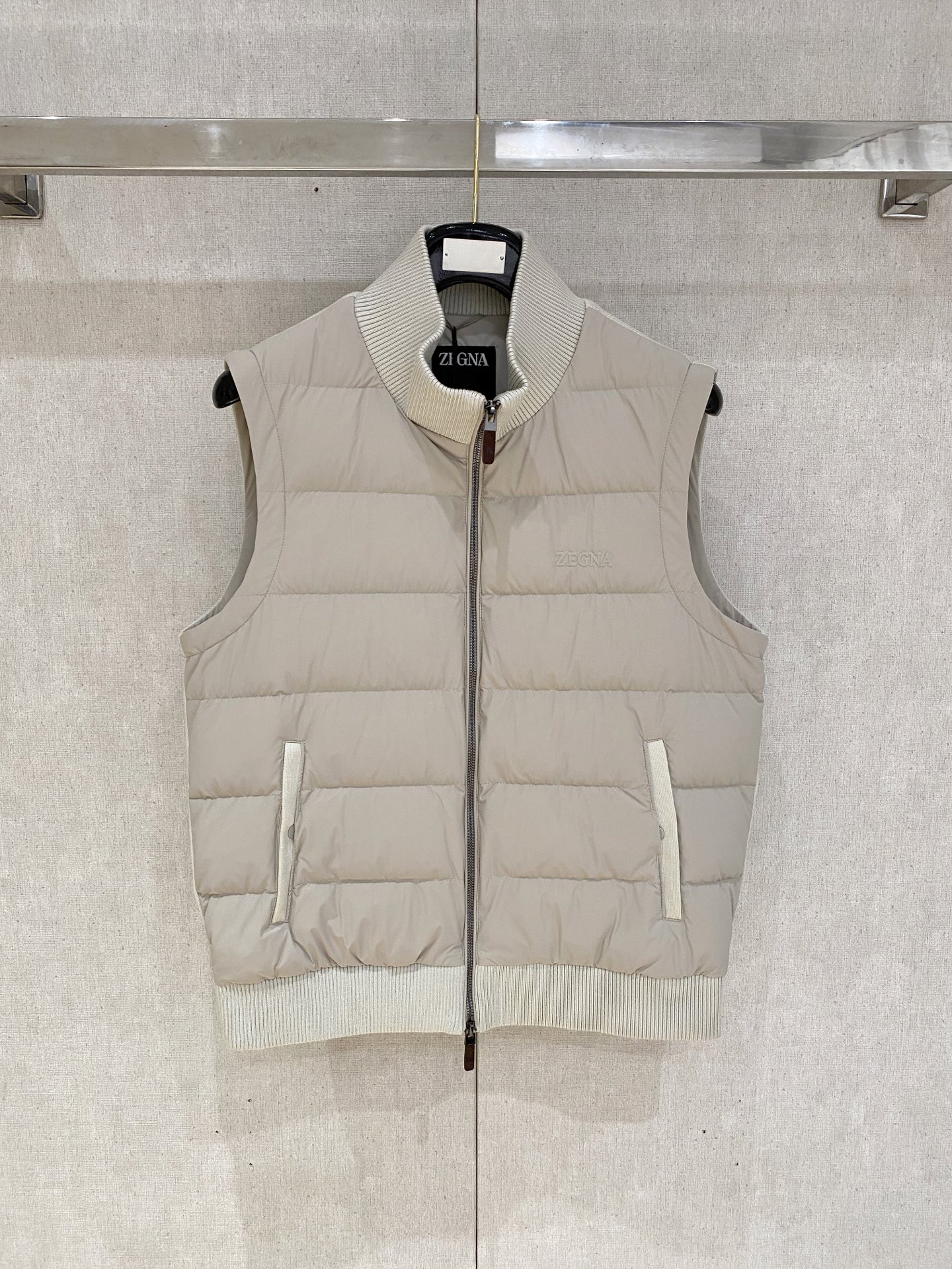 顶级品质>(羽绒系列)专柜官网同步发售！辅料全部原版定制出品，贸易公司真品订单。高级定制进口面料，以天然