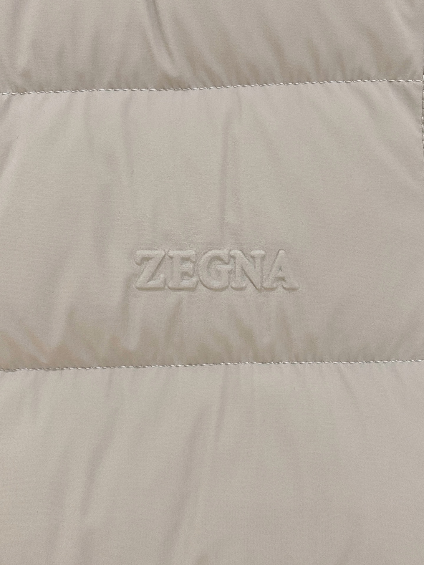 顶级品质>(羽绒系列)专柜官网同步发售！辅料全部原版定制出品，贸易公司真品订单。高级定制进口面料，以天然