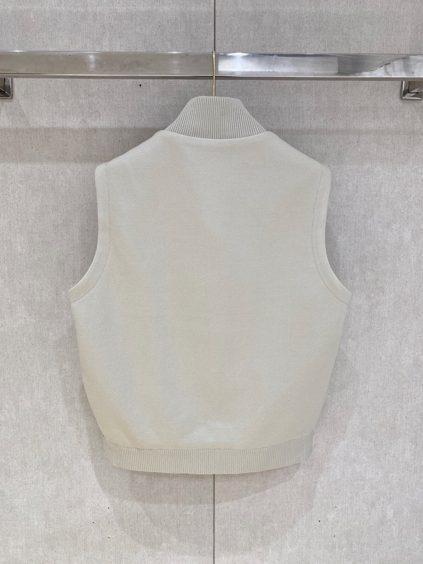 顶级品质>(羽绒系列)专柜官网同步发售！辅料全部原版定制出品，贸易公司真品订单。高级定制进口面料，以天然