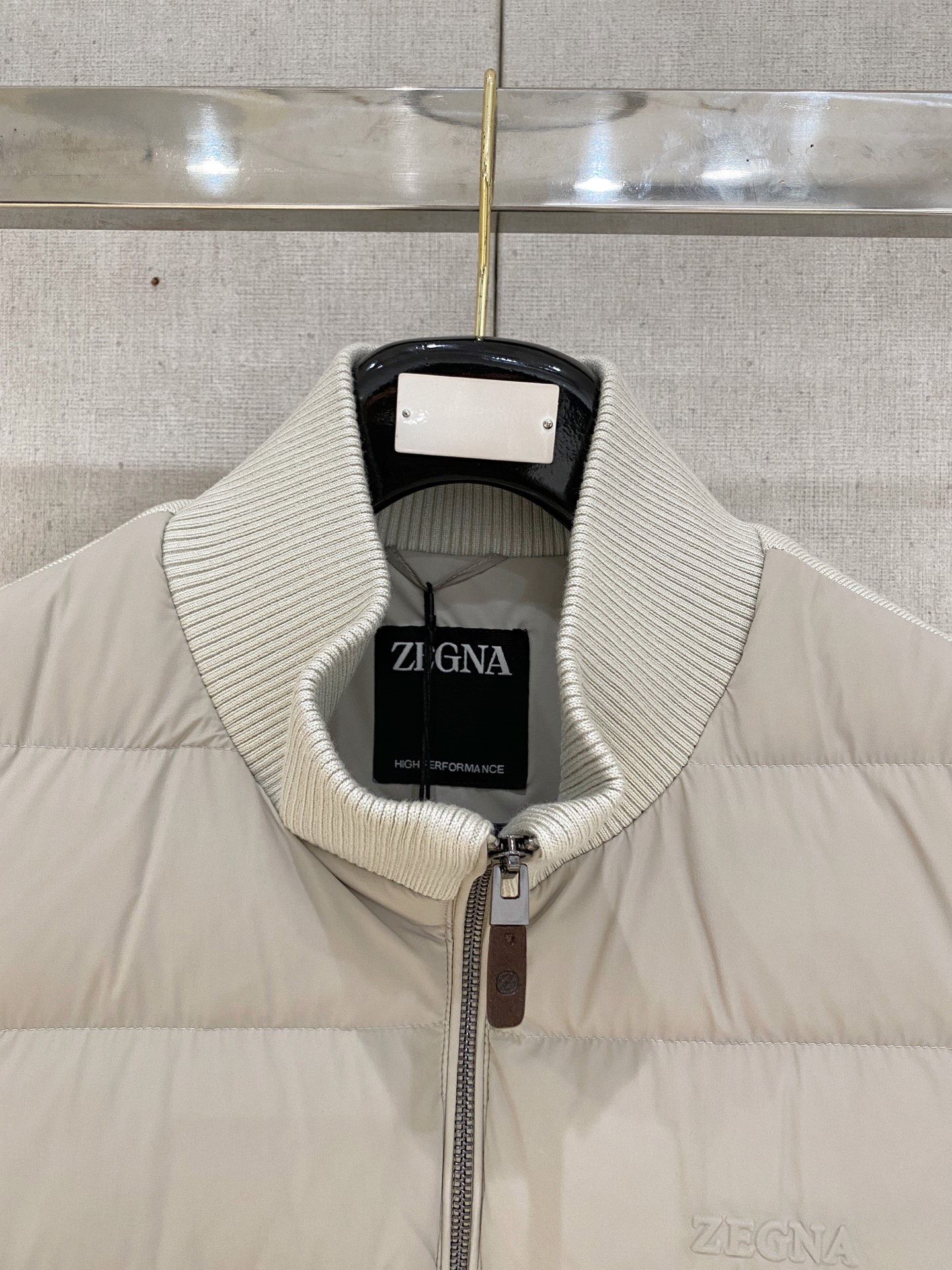 顶级品质>(羽绒系列)专柜官网同步发售！辅料全部原版定制出品，贸易公司真品订单。高级定制进口面料，以天然