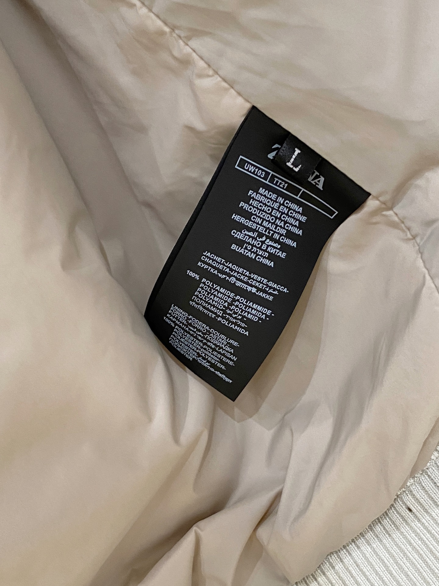 顶级品质>(羽绒系列)专柜官网同步发售！辅料全部原版定制出品，贸易公司真品订单。高级定制进口面料，以天然