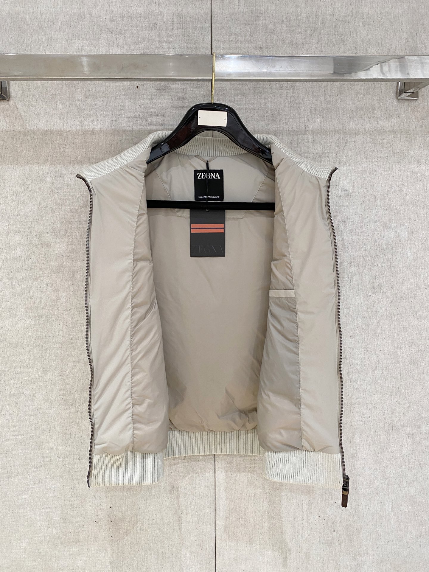 顶级品质>(羽绒系列)专柜官网同步发售！辅料全部原版定制出品，贸易公司真品订单。高级定制进口面料，以天然