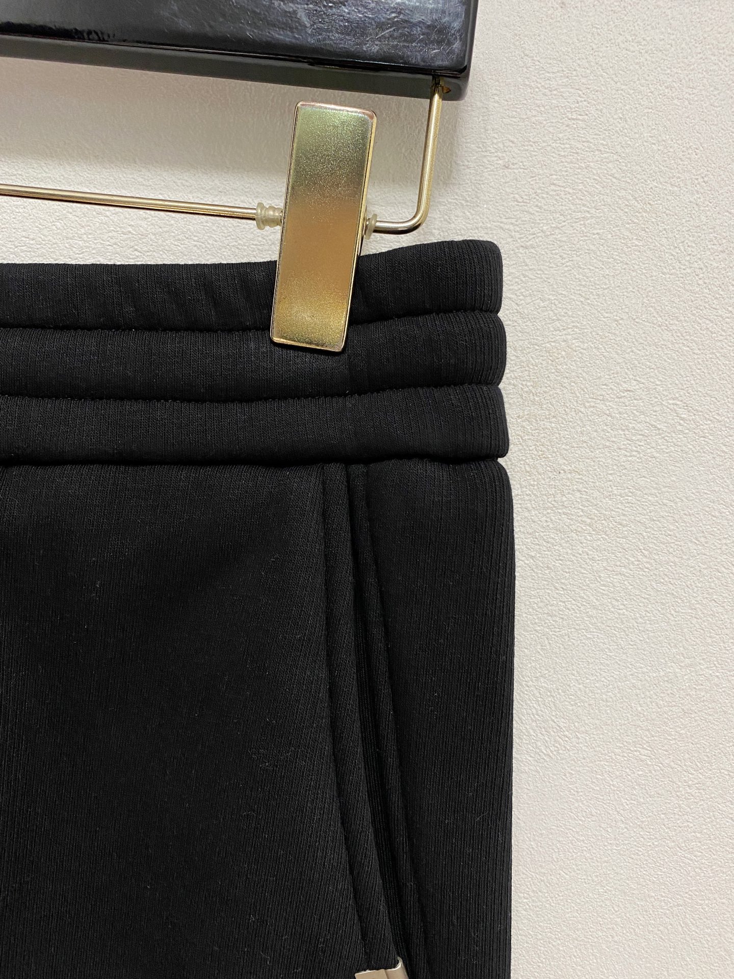 🌾PLV 【新品】秋冬加厚 25ss休闲裤金典再次出现，原单订制高品质时尚休闲裤。超级百搭款。独家定制面