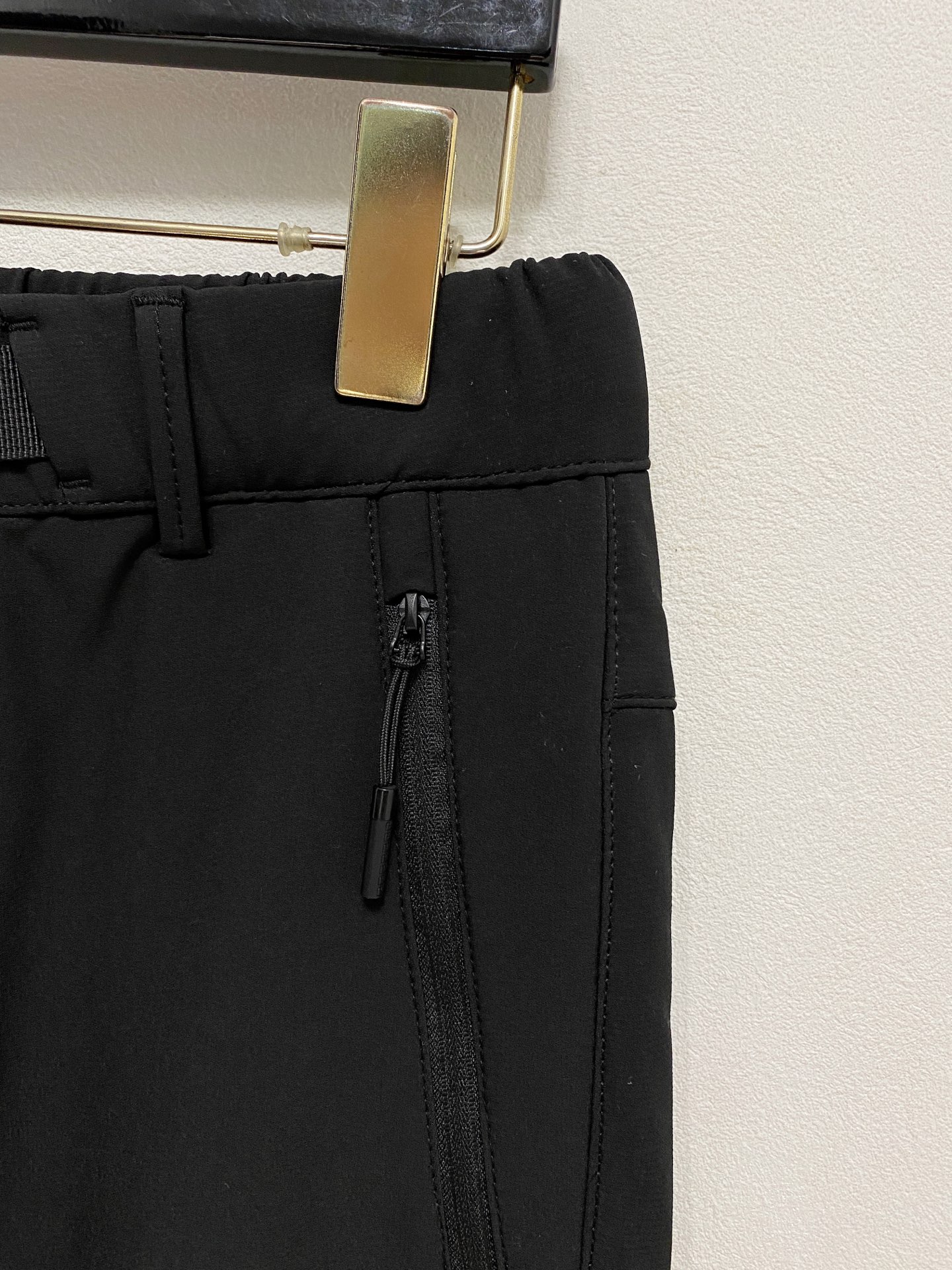 🌾P普拉达 【新品】秋冬加厚 25ss休闲裤金典再次出现，原单订制高品质时尚休闲裤。超级百搭款。独家定制