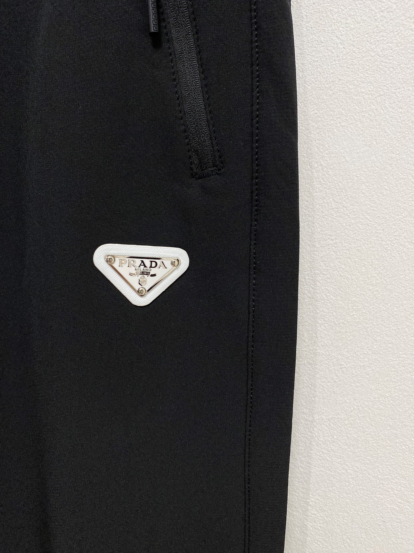 🌾P普拉达 【新品】秋冬加厚 25ss休闲裤金典再次出现，原单订制高品质时尚休闲裤。超级百搭款。独家定制