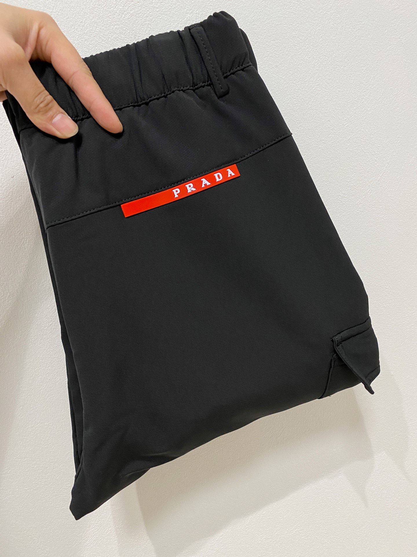 NO:712557,But after the new year, Prada's [new product] autumn and winter thickened 25ss casual pants golden classic appears again, original order high-quality fashionable casual pants. Super versatile style. Exclusive custom-made fabric, very wide and stylish, close-fitting and comfortable. Super beautiful version, the upper body shows slender legs, the lining and routing are impeccable, you can attend any occasion, and once again emphasize that the fabric is very, very classy! Size M-3Xl,,prada,19860909可年后 普拉达【新品】秋冬加厚 25ss休闲裤金典再次出现,原单订制高品质时尚休闲裤.超级百搭款.独家定制面料,挺阔有型,贴身舒适.超靓版型、上身显腿修长,內里,走线都无可挑剔,任何场合都可出席,再次强调面料非常非常显档次！码数 M-3Xl,,prada,,Men's clothing