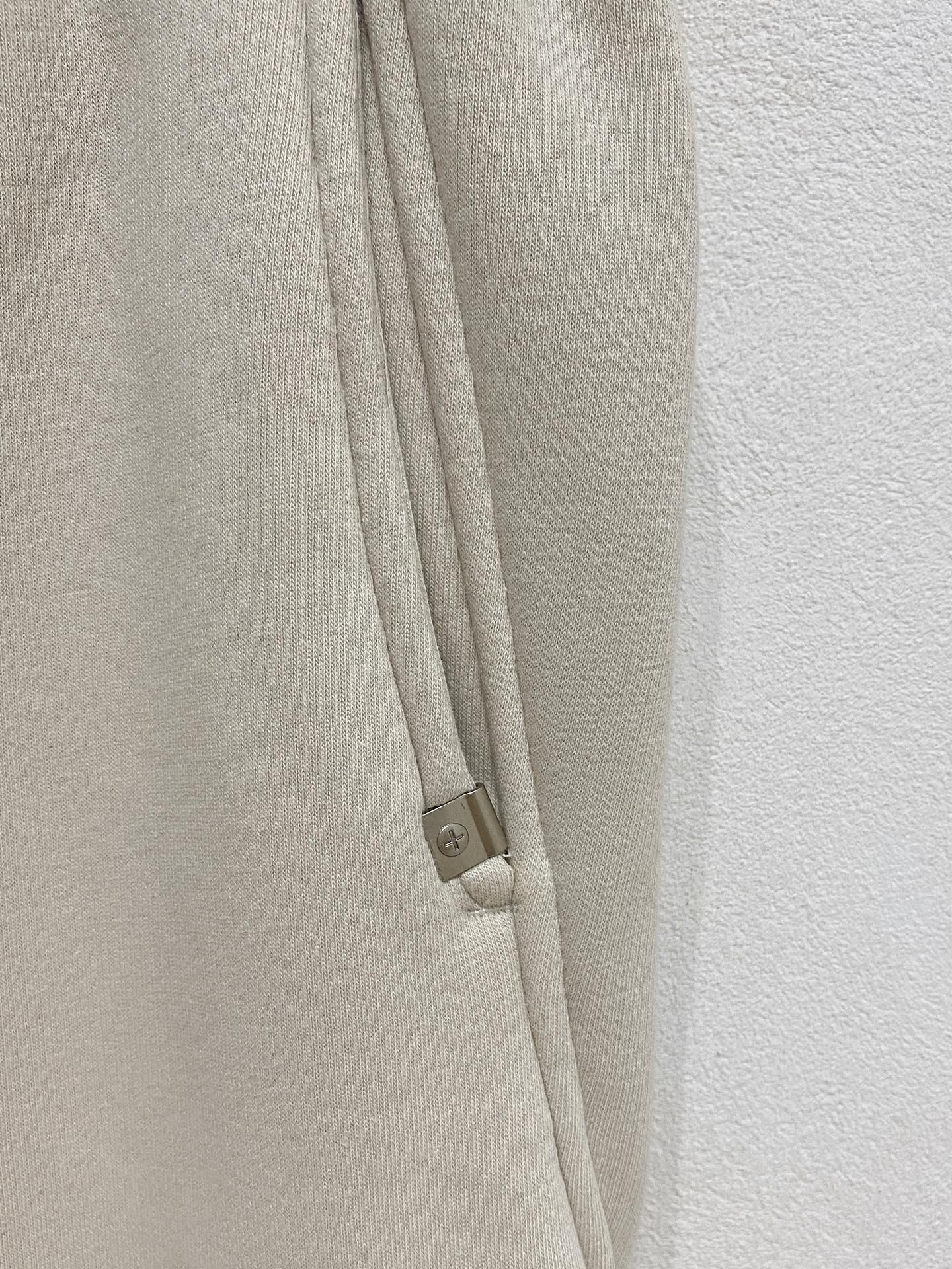 🌾PLV 【新品】秋冬加厚 25ss休闲裤金典再次出现，原单订制高品质时尚休闲裤。超级百搭款。独家定制面