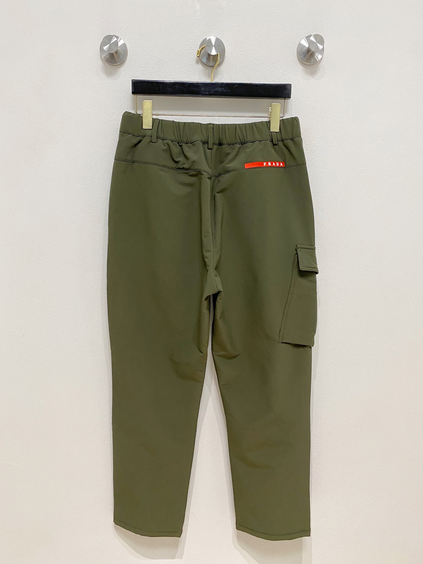 🌾P普拉达 【新品】秋冬加厚 25ss休闲裤金典再次出现，原单订制高品质时尚休闲裤。超级百搭款。独家定制